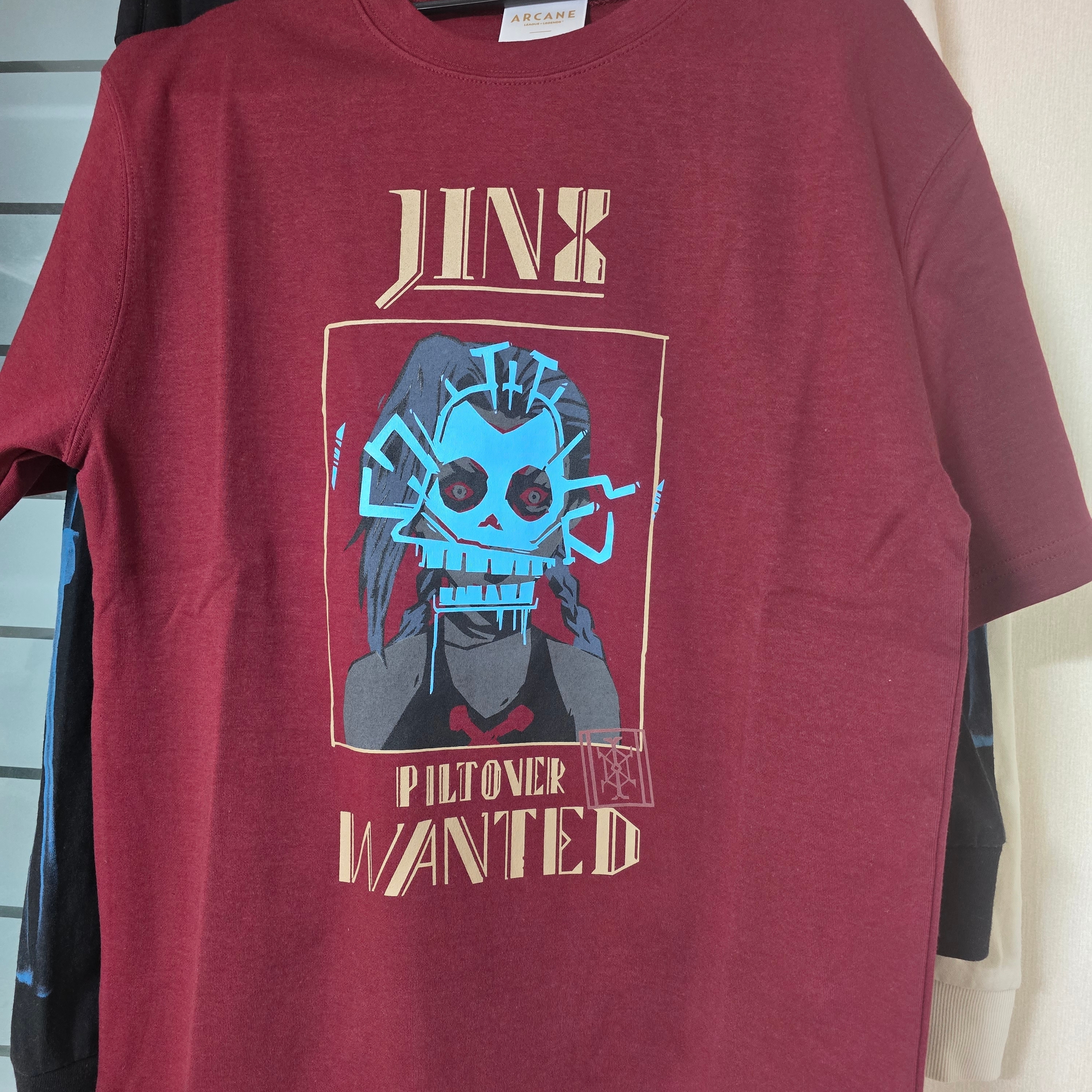 IAB Studio x Arcane Jinx Wanted T-shirt Burgundy Gold 착용 스타일