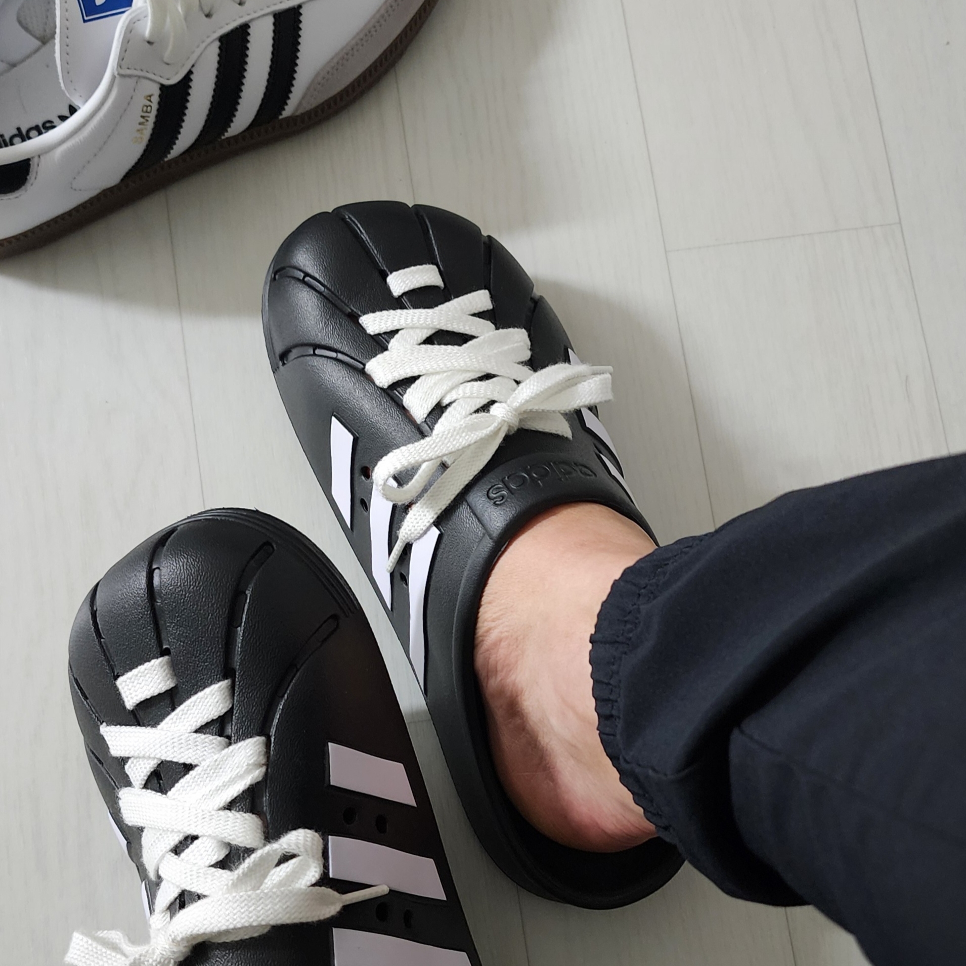 Adidas Adilette Clog Black White 착용 스타일