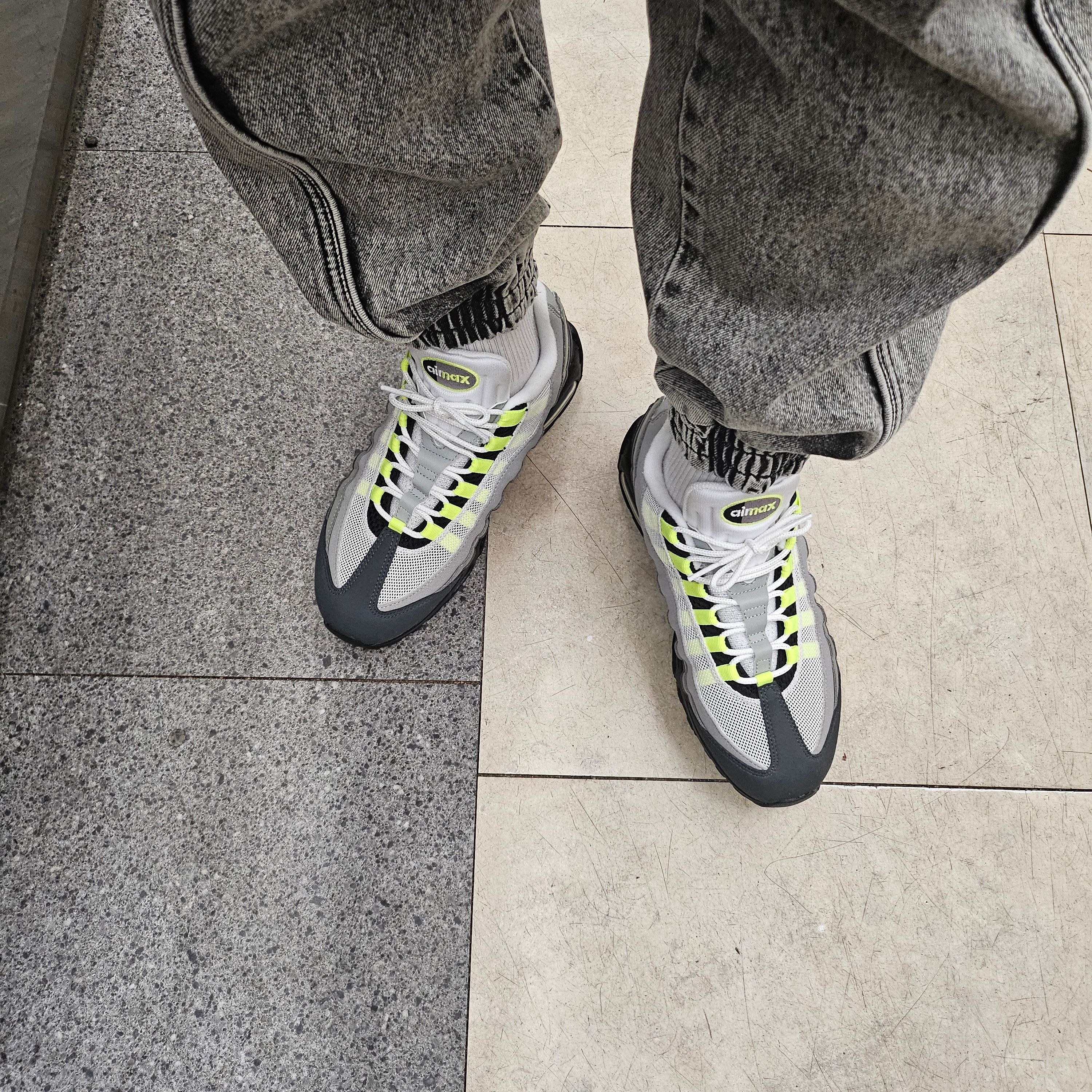 Nike Air Max 95 OG Neon 착용 스타일 - 1