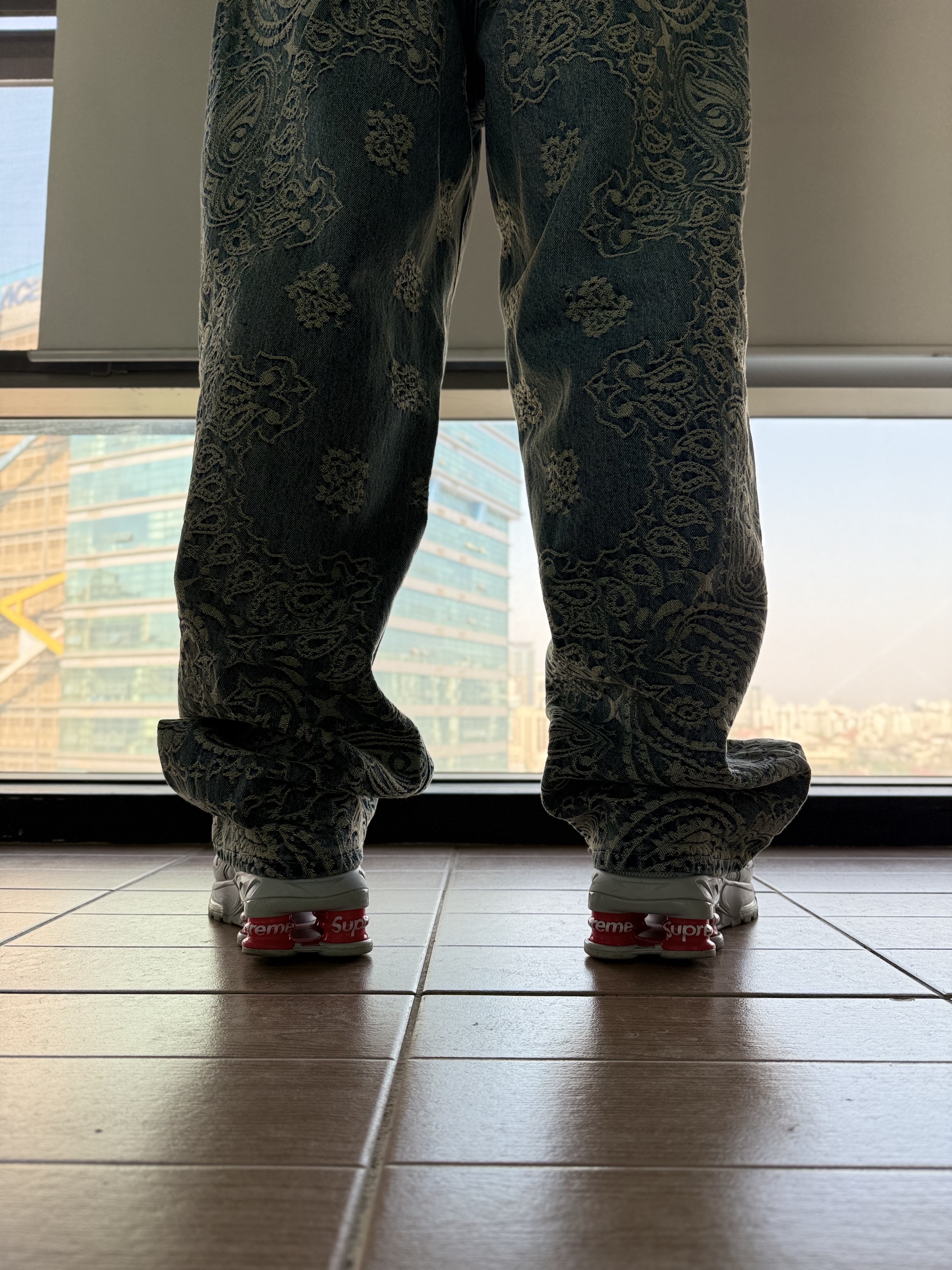 Supreme Bandana Jacquard Baggy Jean Blue - 25SS, Nike x Supreme Shox Ride 2 SP White 착용 스타일 - 3