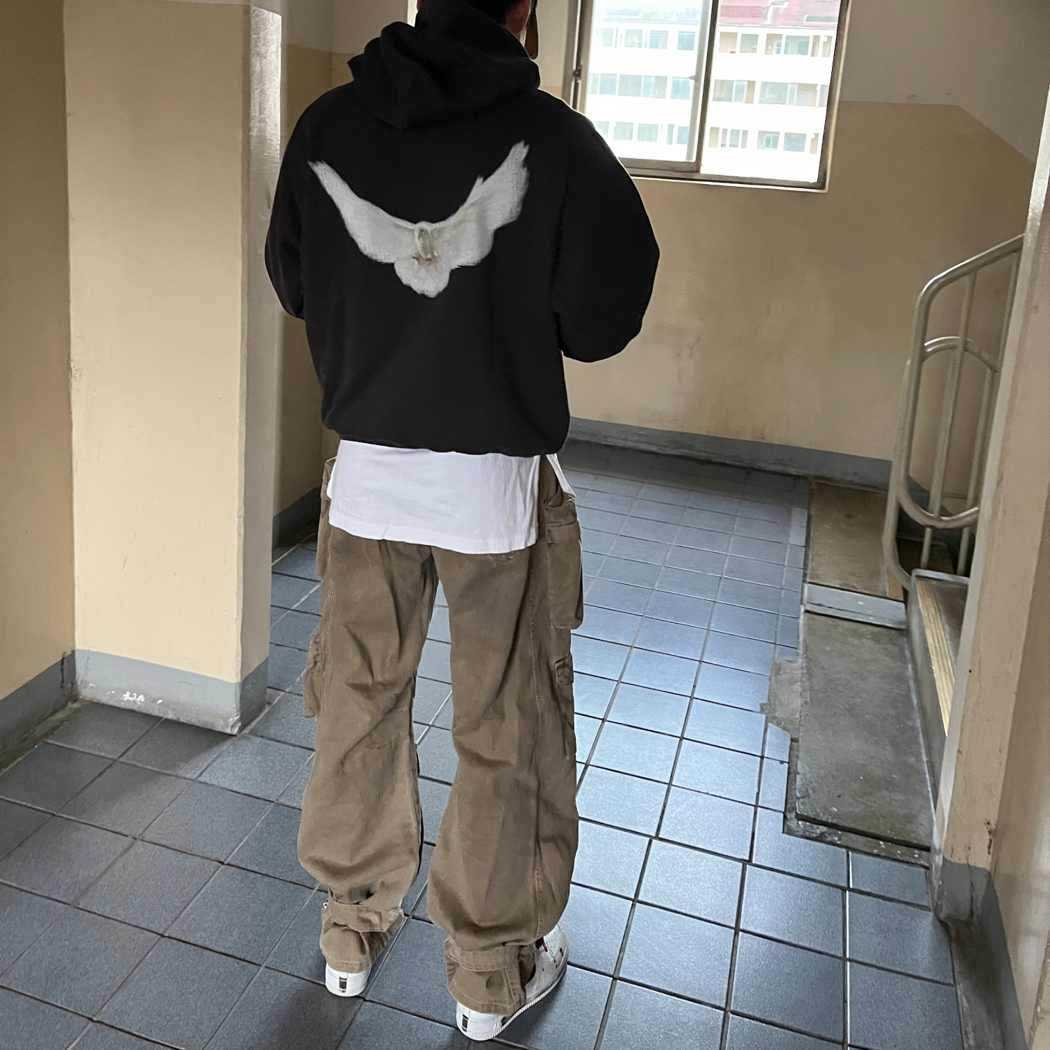 Yeezy Gap Engineered By Balenciaga Dove Shrunken Hoodie Black, Zara Utility Cargo Jeans Dark Sand 착용 스타일 - 1