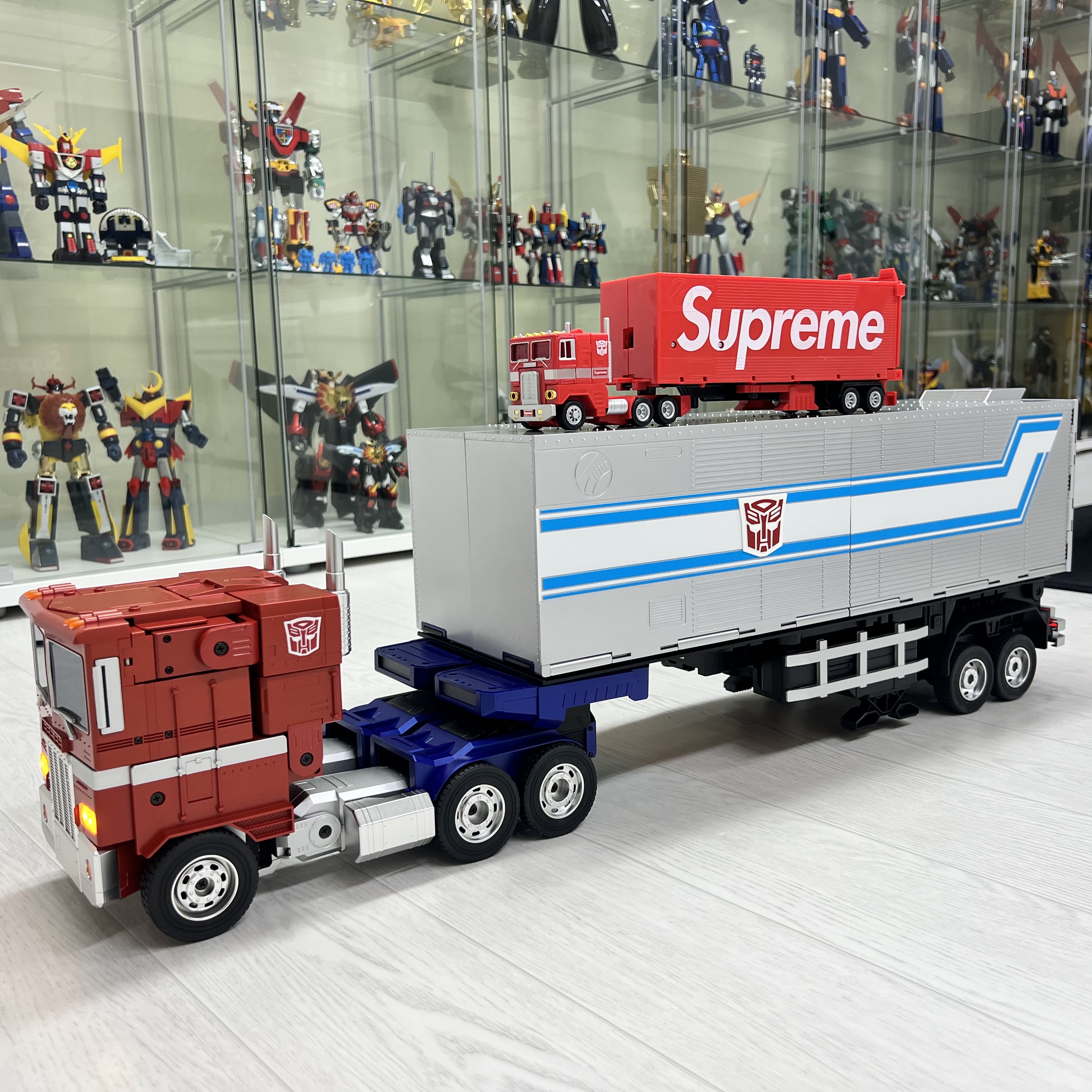 Supreme x Transformers G1 Optimus Prime Figure Red - 25SS 착용 스타일