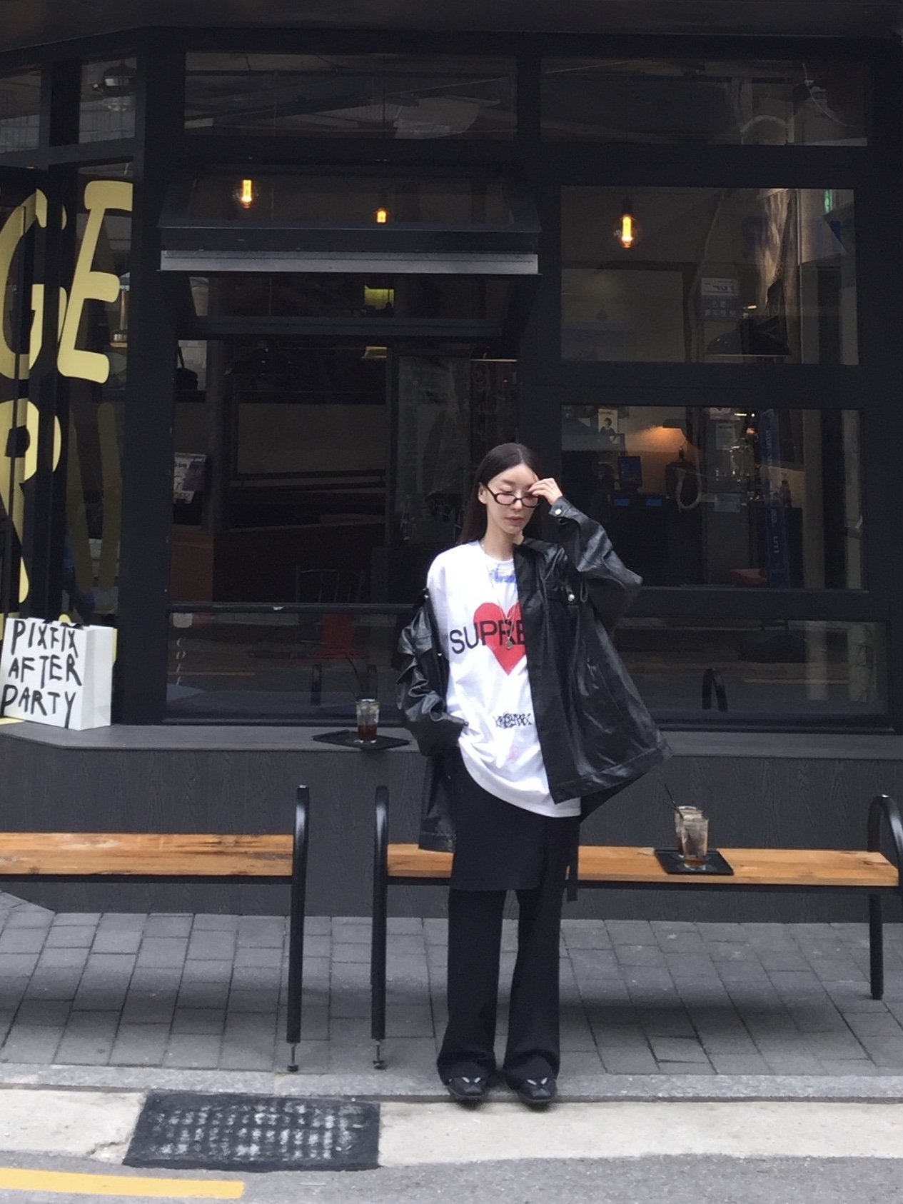 Supreme Announcing T-Shirt White - 25SS, Nike x Martine Rose Shox MR4 Black 착용 스타일 - 5