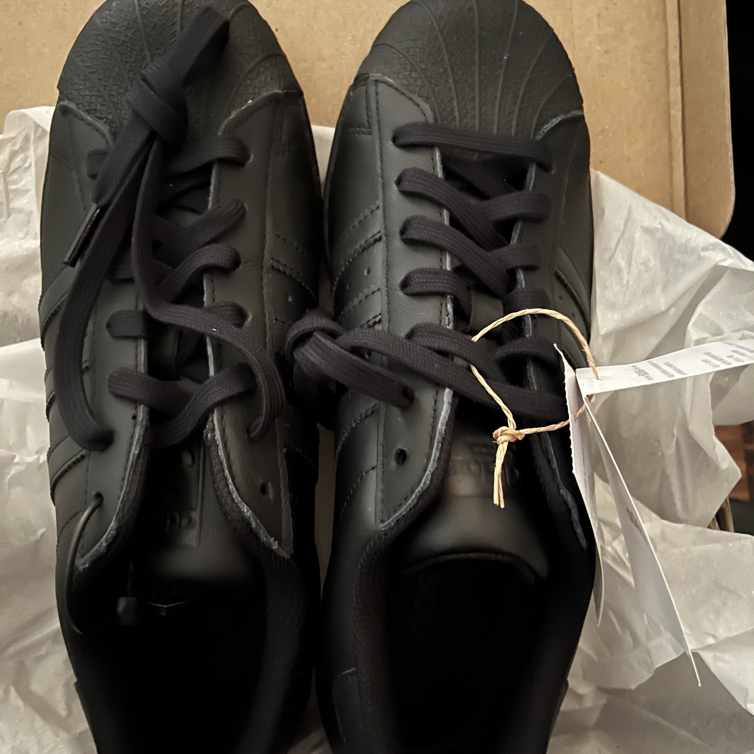 Adidas Superstar Triple Black 착용 스타일