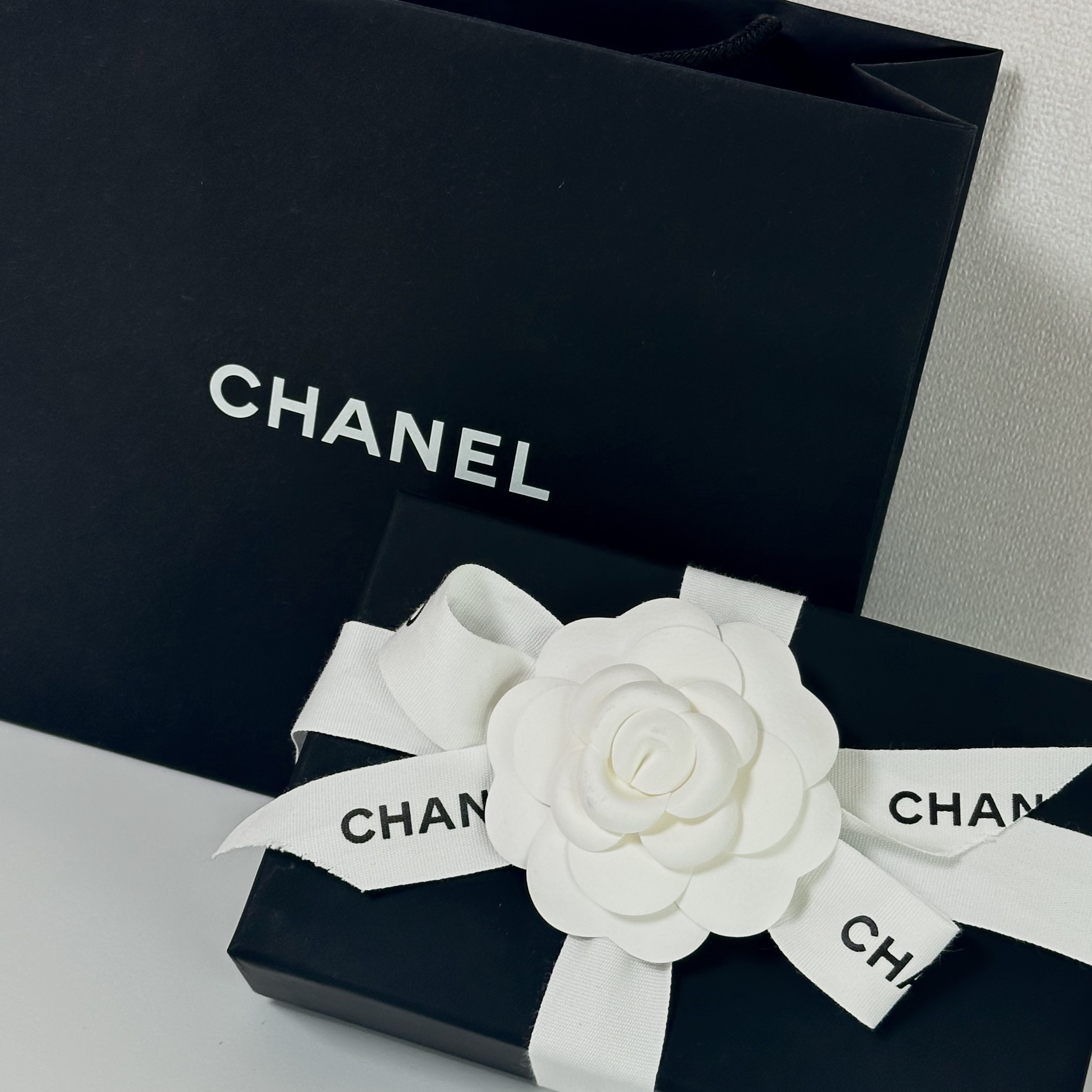 Chanel Classic Card Holder Grained Calfskin & Gold Black 착용 스타일 - 1