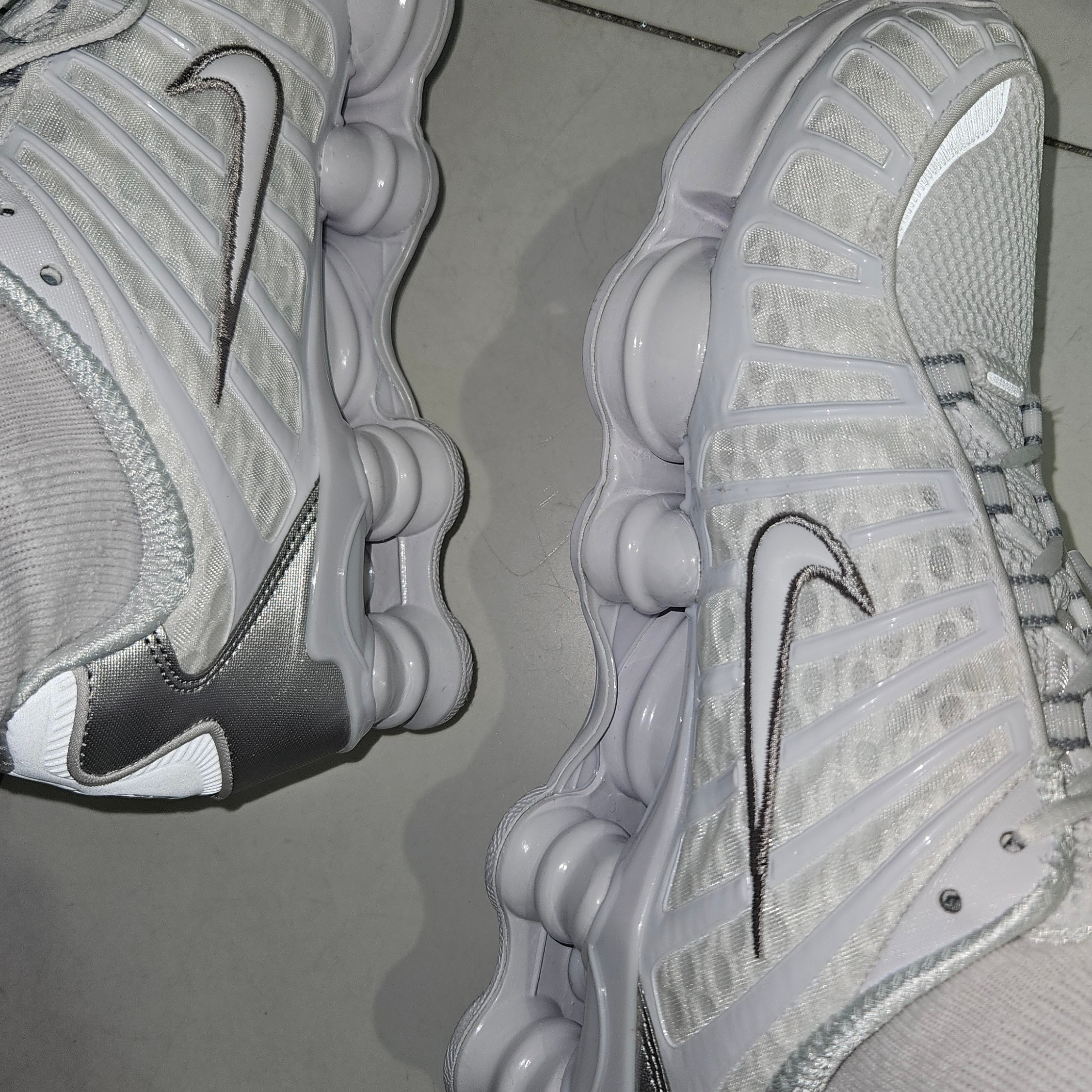 Nike Shox TL Metallic Silver 착용 스타일 - 2