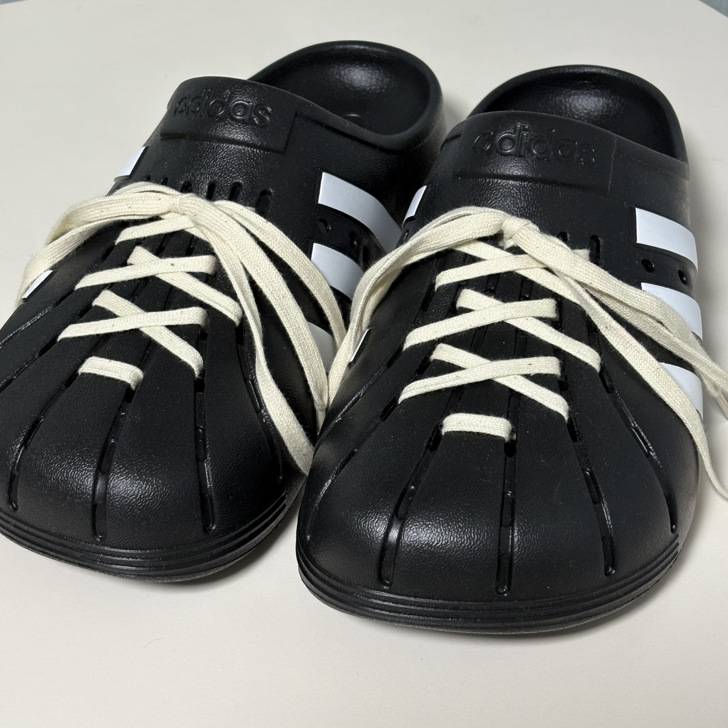 Adidas Adilette Clog Black White 착용 스타일