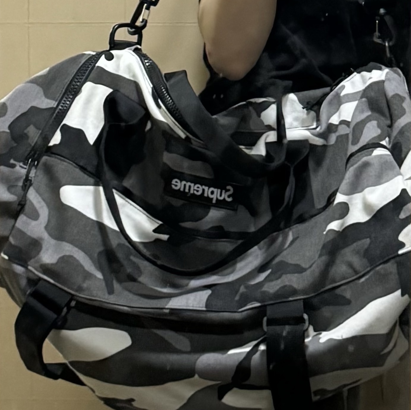 Supreme Duffle Bag Snow Camo - 25SS 착용 스타일 - 2