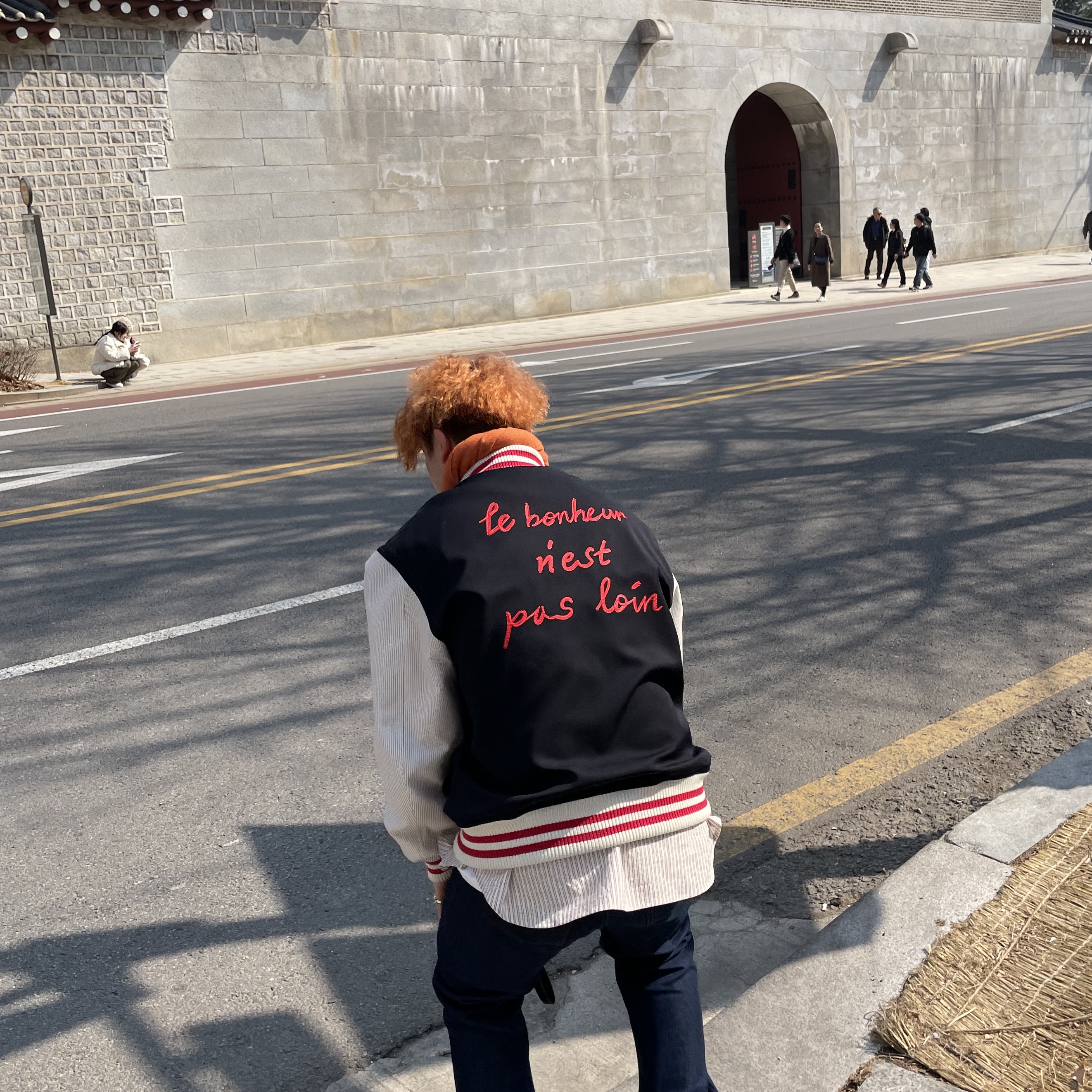 STU Embroidery Wool Stripe Varsity Navy 착용 스타일