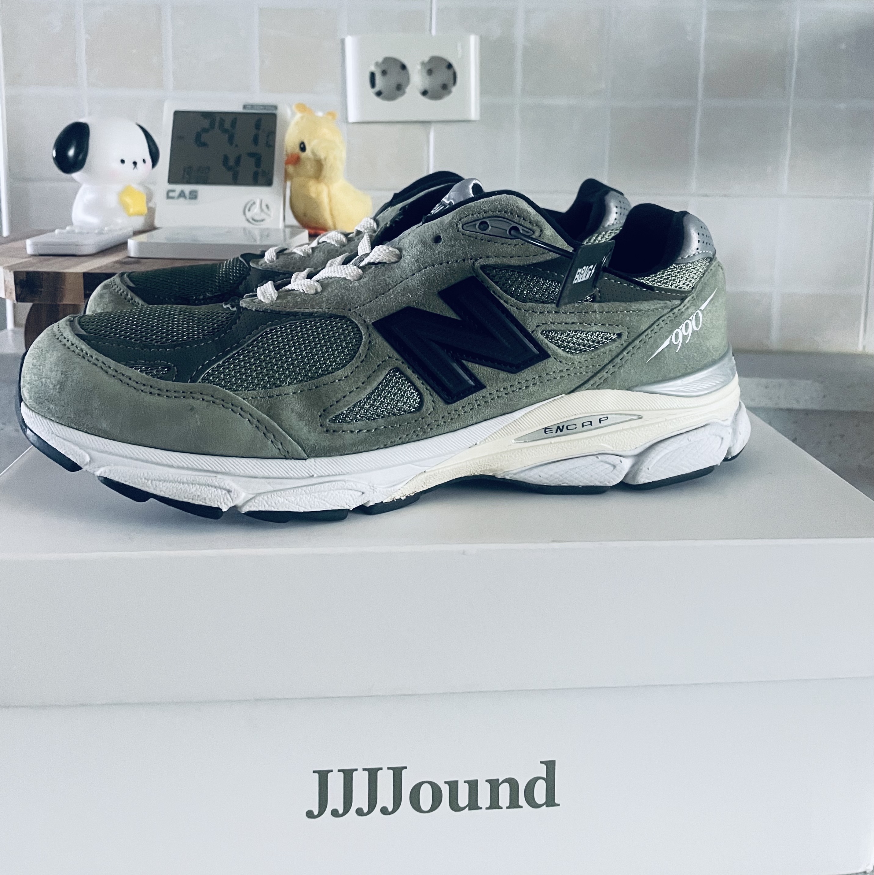 New Balance x JJJJound 990v3 Olive 착용 스타일 - 1