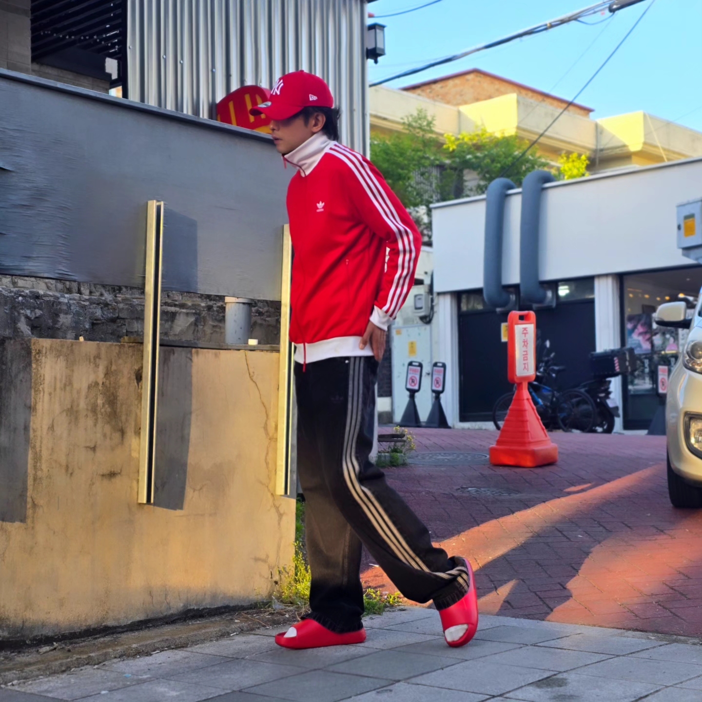Adidas Adicolor Classic Beckenbauer Track Top Better Scarlet White - US Sizing, Adidas Adicolor Classic Beckenbauer Track Top Better Scarlet White - KR Sizing 착용 스타일 - 2