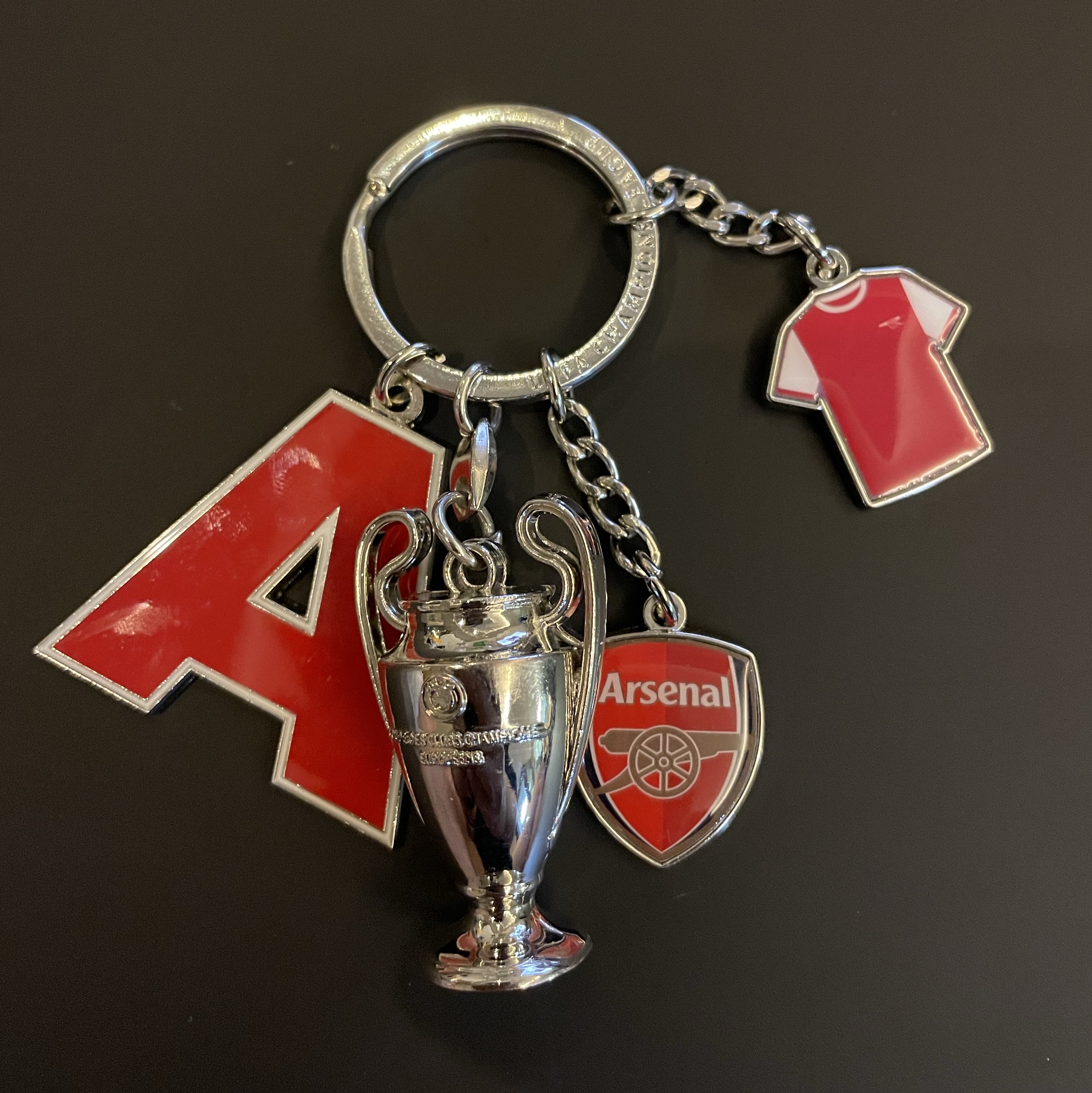 Over The Pitch FCB Keyring UCL Trophy 착용 스타일