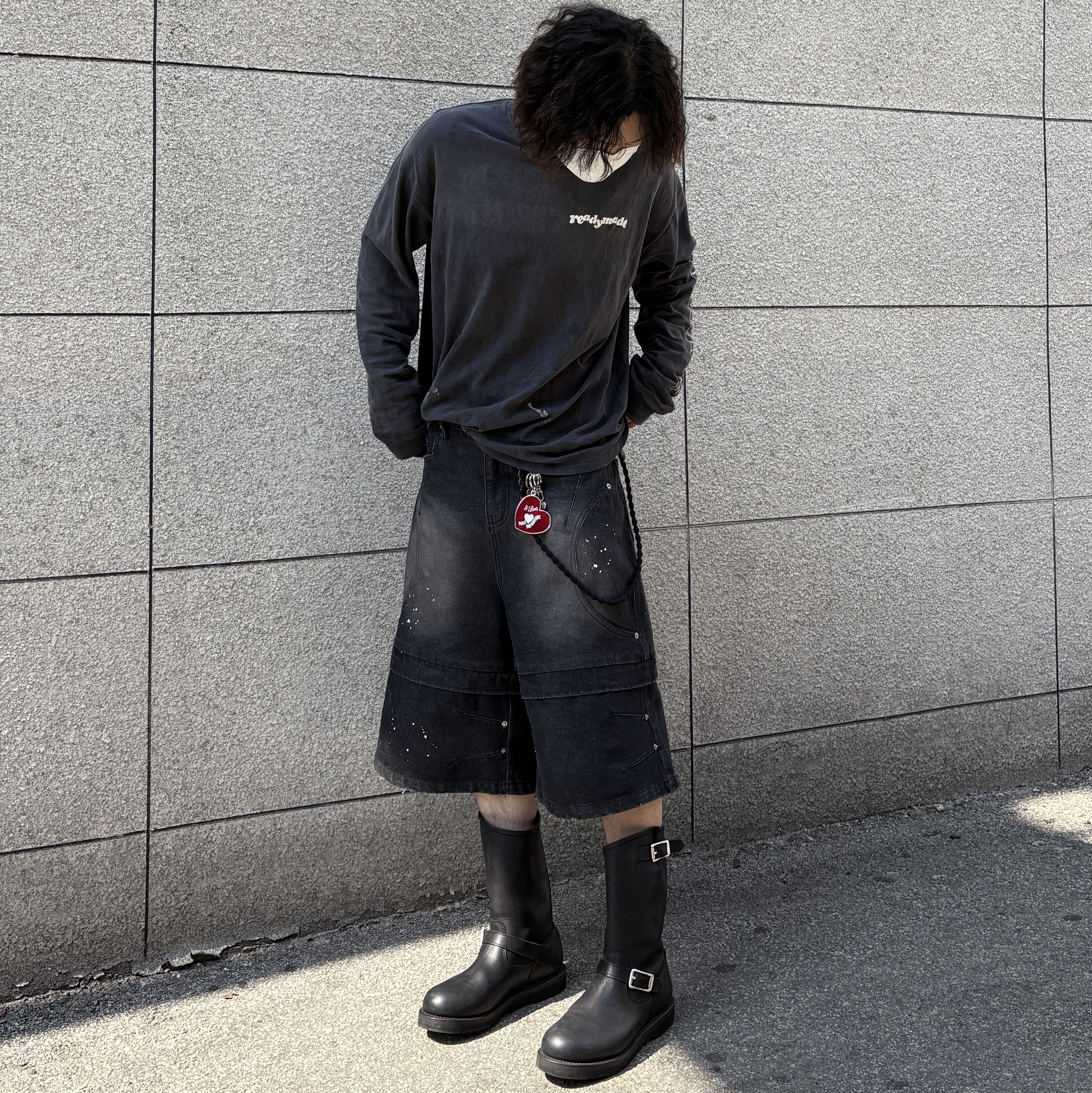 Flavorism Incision Bermuda Denim Pants Black 착용 스타일 - 1