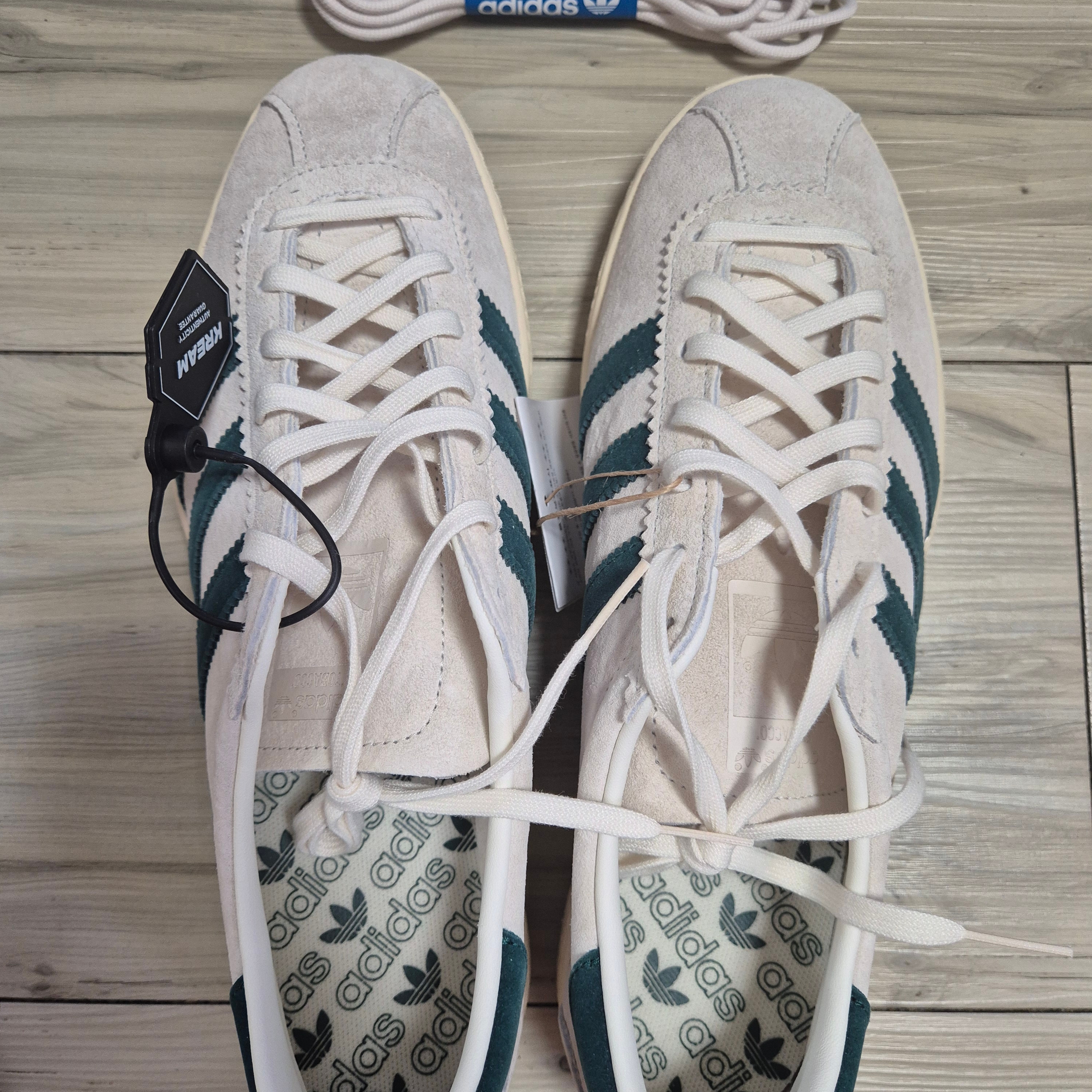 Adidas Tobacco Off White Collegiate Green 착용 스타일 - 3