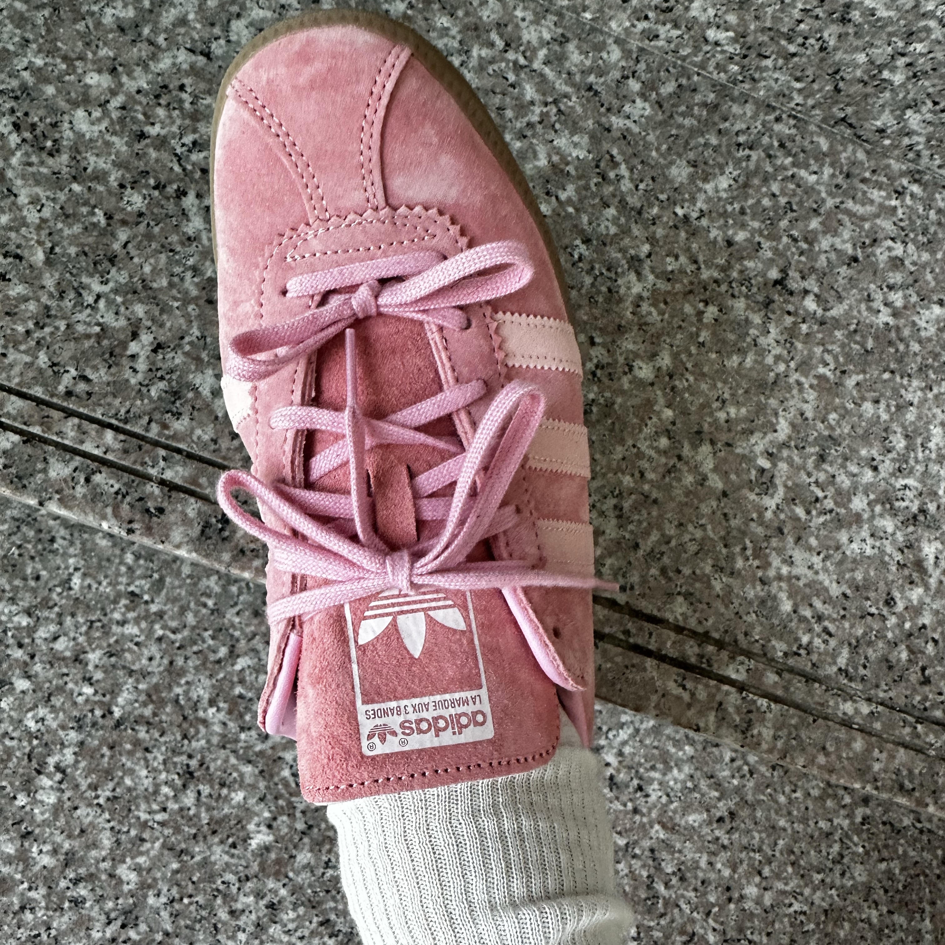 Adidas Bermuda Glow Pink 착용 스타일 - 2