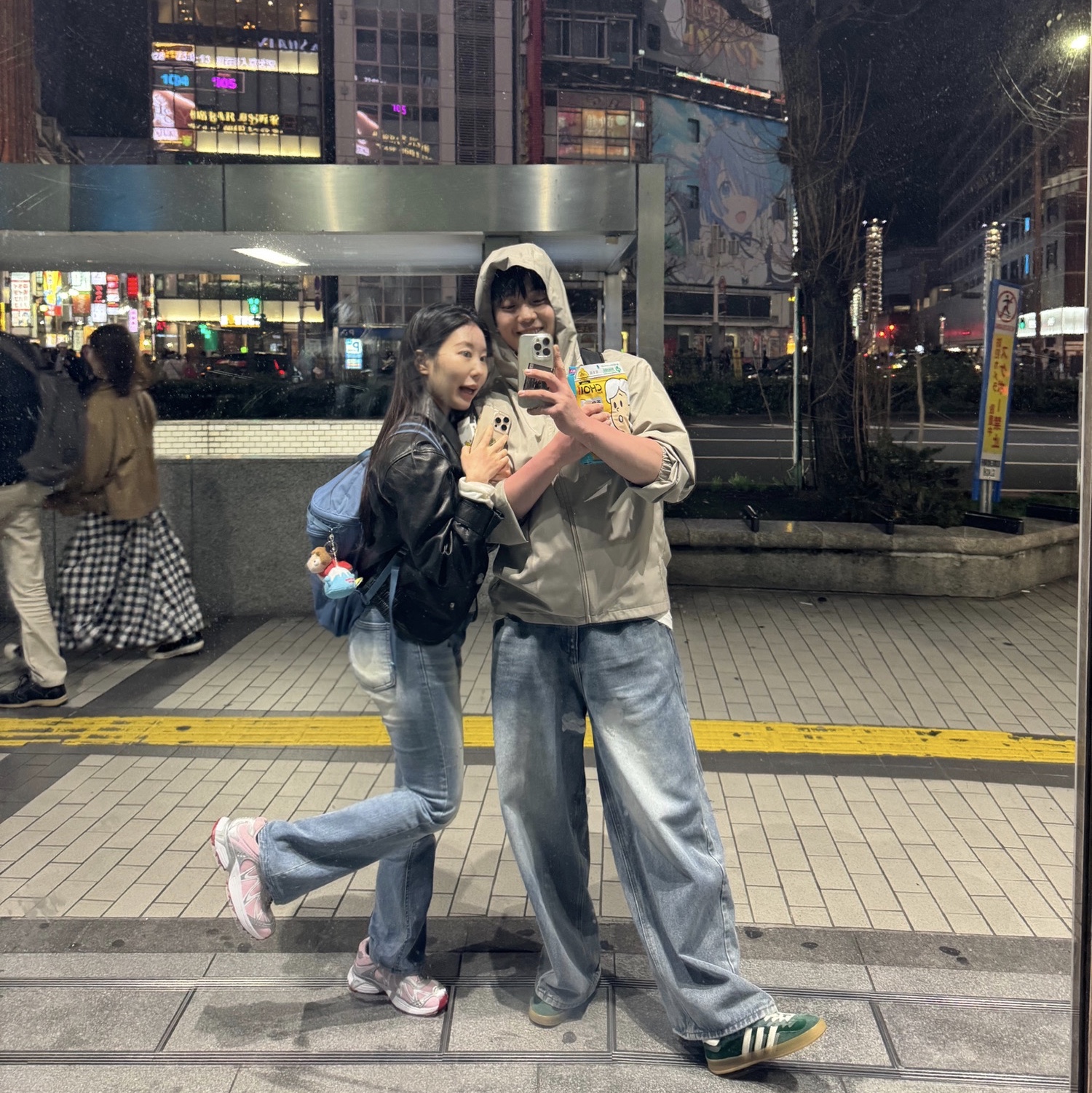 Salomon x Sandy Liang XT-Whisper Fairy Tale Silver, Gucci x Adidas Gazelle Sneakers Green Suede 착용 스타일