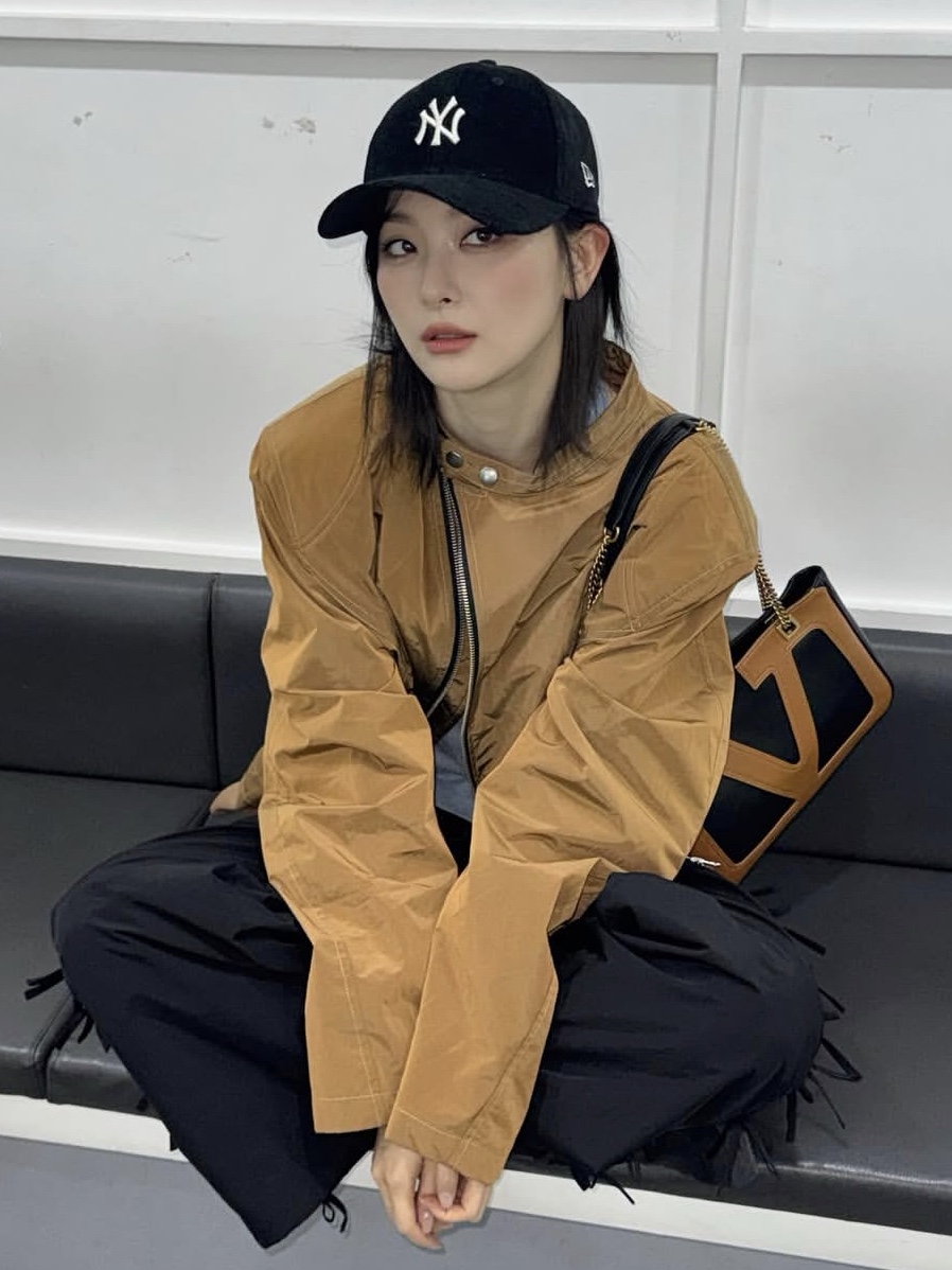 Valentino Viva Superstar Nappa Leather Medium Shopping Bag Black Brown, New Era Adjustable 9Forty New York Yankees Essential Cap Black 착용 스타일 - 1
