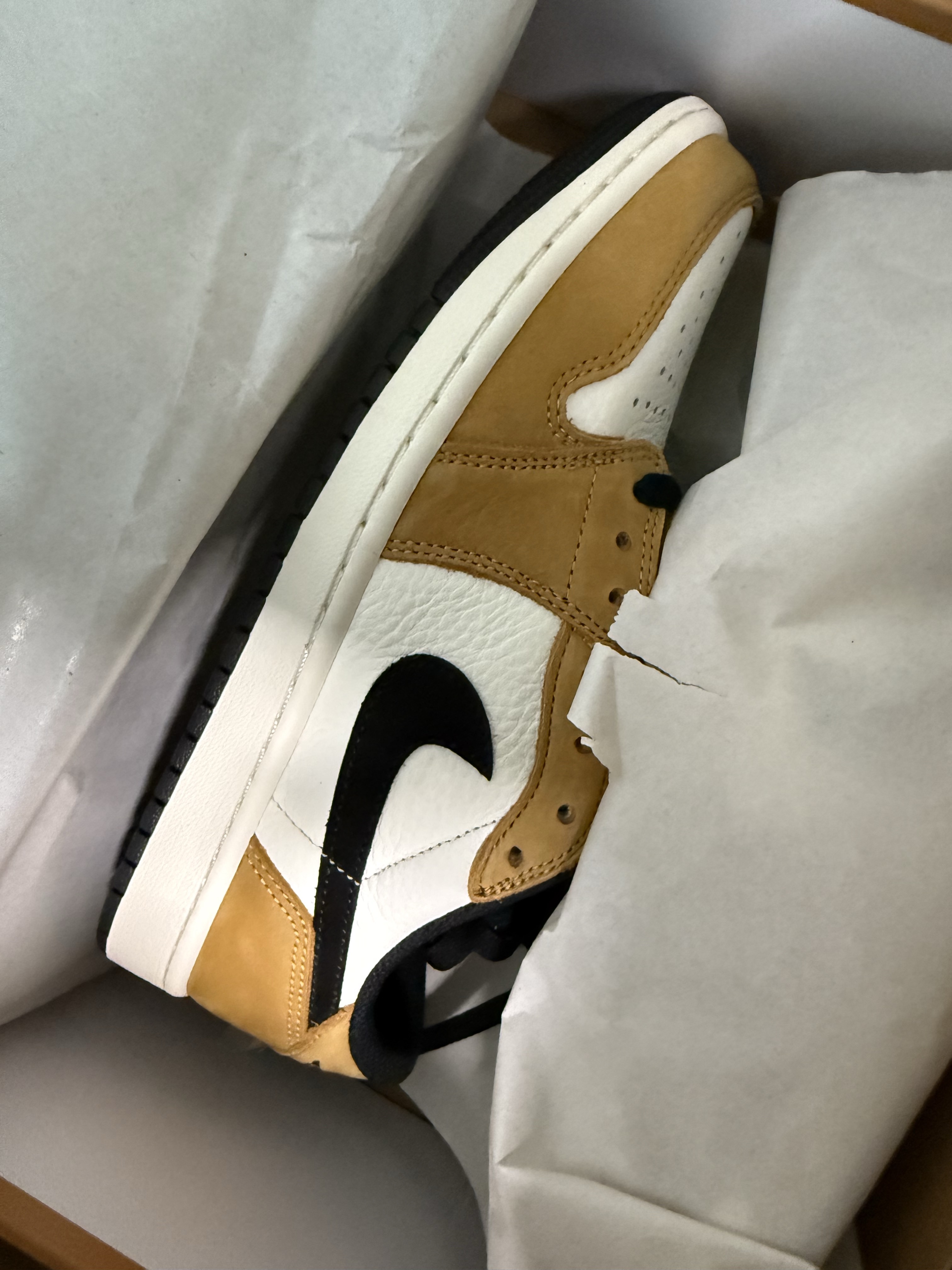 Jordan 1 Low OG Sail and Golden Harvest 착용 스타일