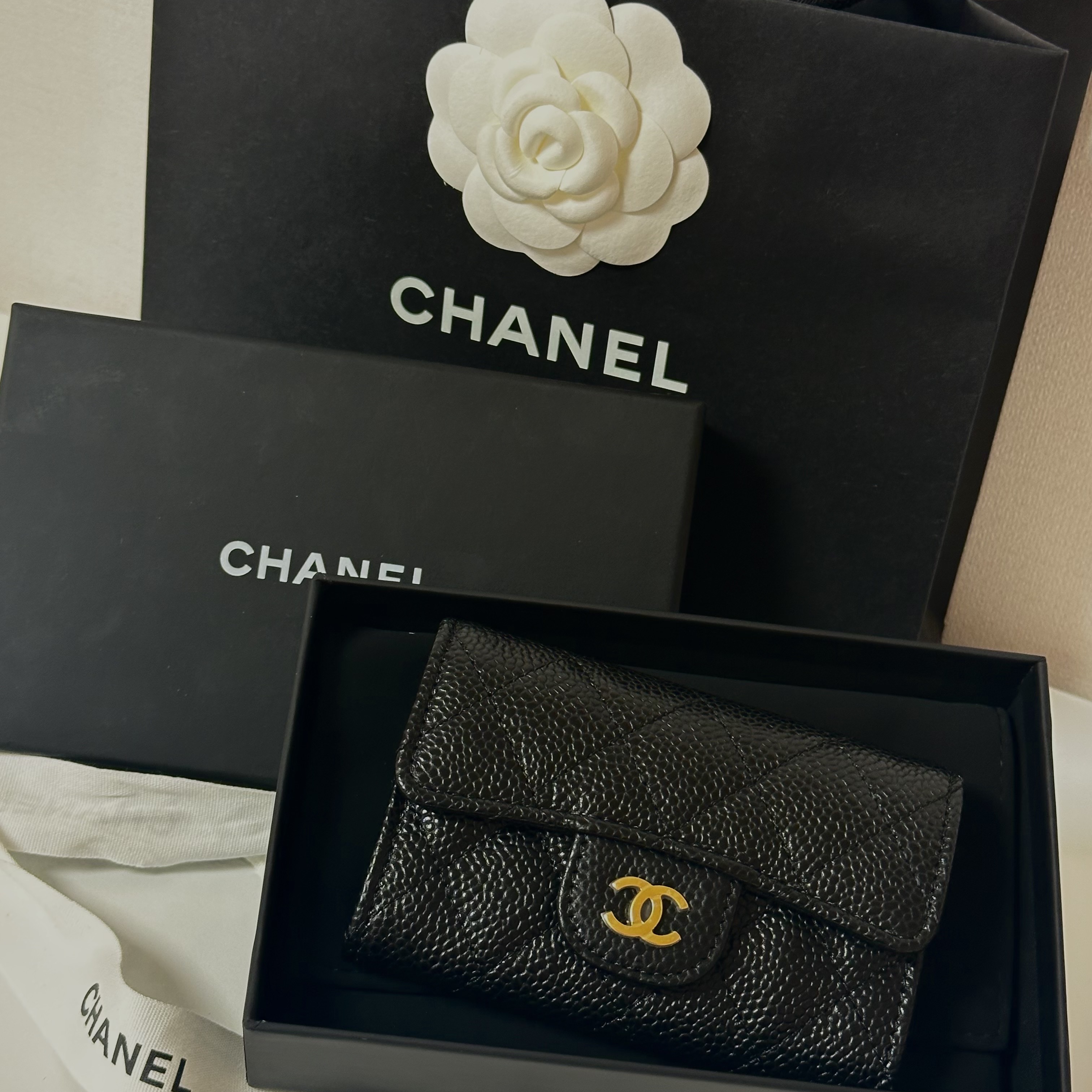 Chanel Classic Card Holder Grained Calfskin & Gold Black 착용 스타일 - 2