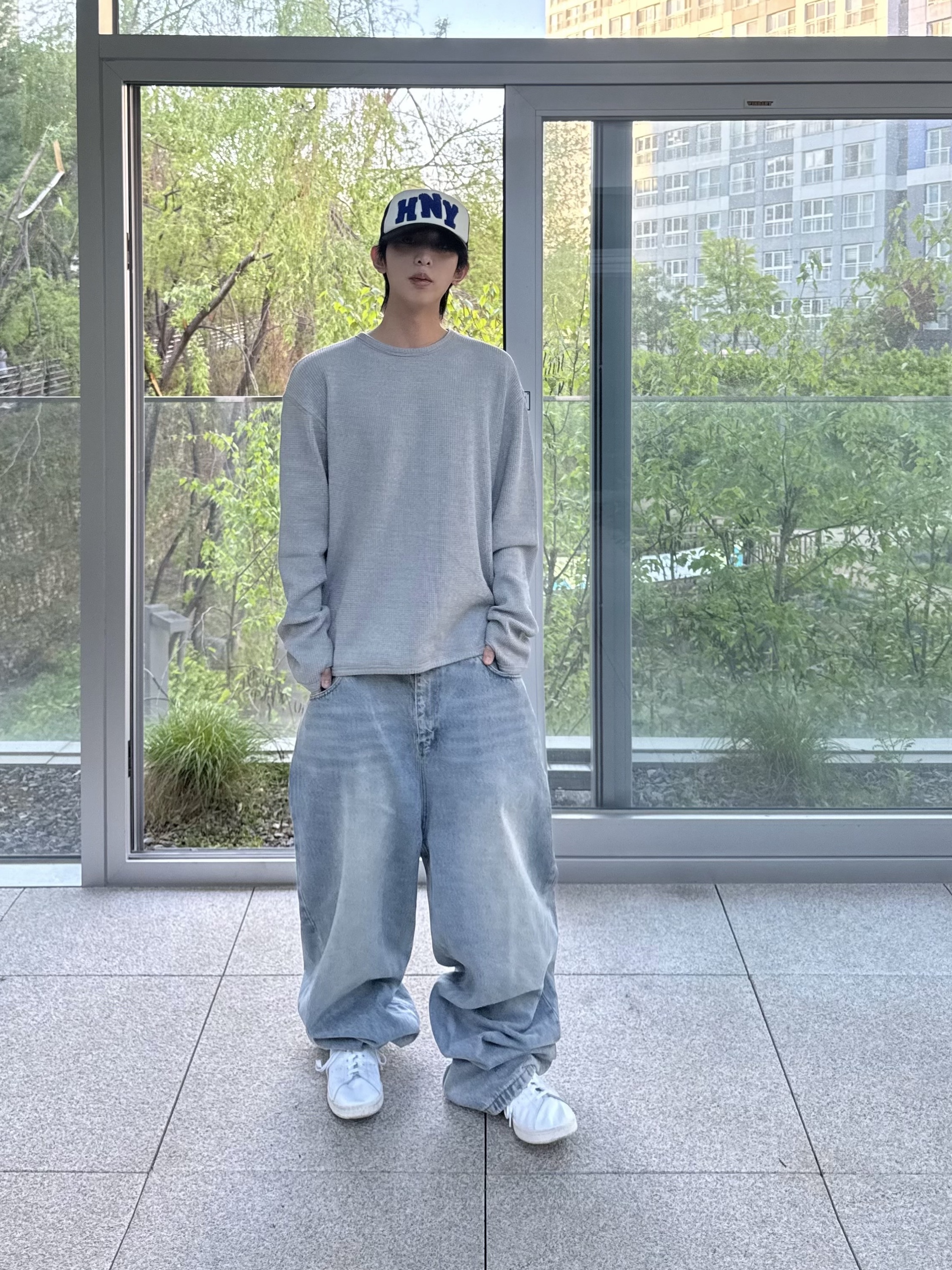 Honey Scoop House HNY Logo Trucker Cap Black, NOD Wide Baggy Denim pants Light blue 착용 스타일 - 5