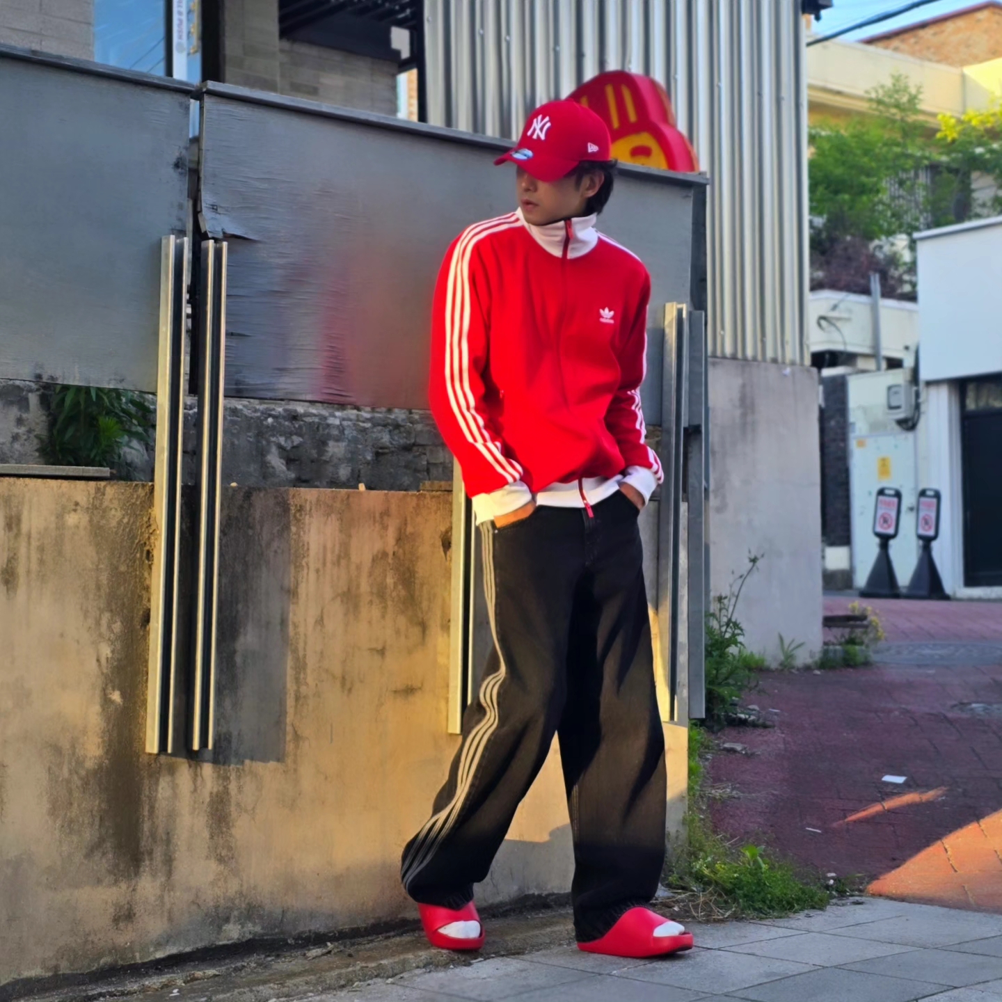 Adidas Adicolor Classic Beckenbauer Track Top Better Scarlet White - US Sizing, Adidas Adicolor Classic Beckenbauer Track Top Better Scarlet White - KR Sizing 착용 스타일 - 3