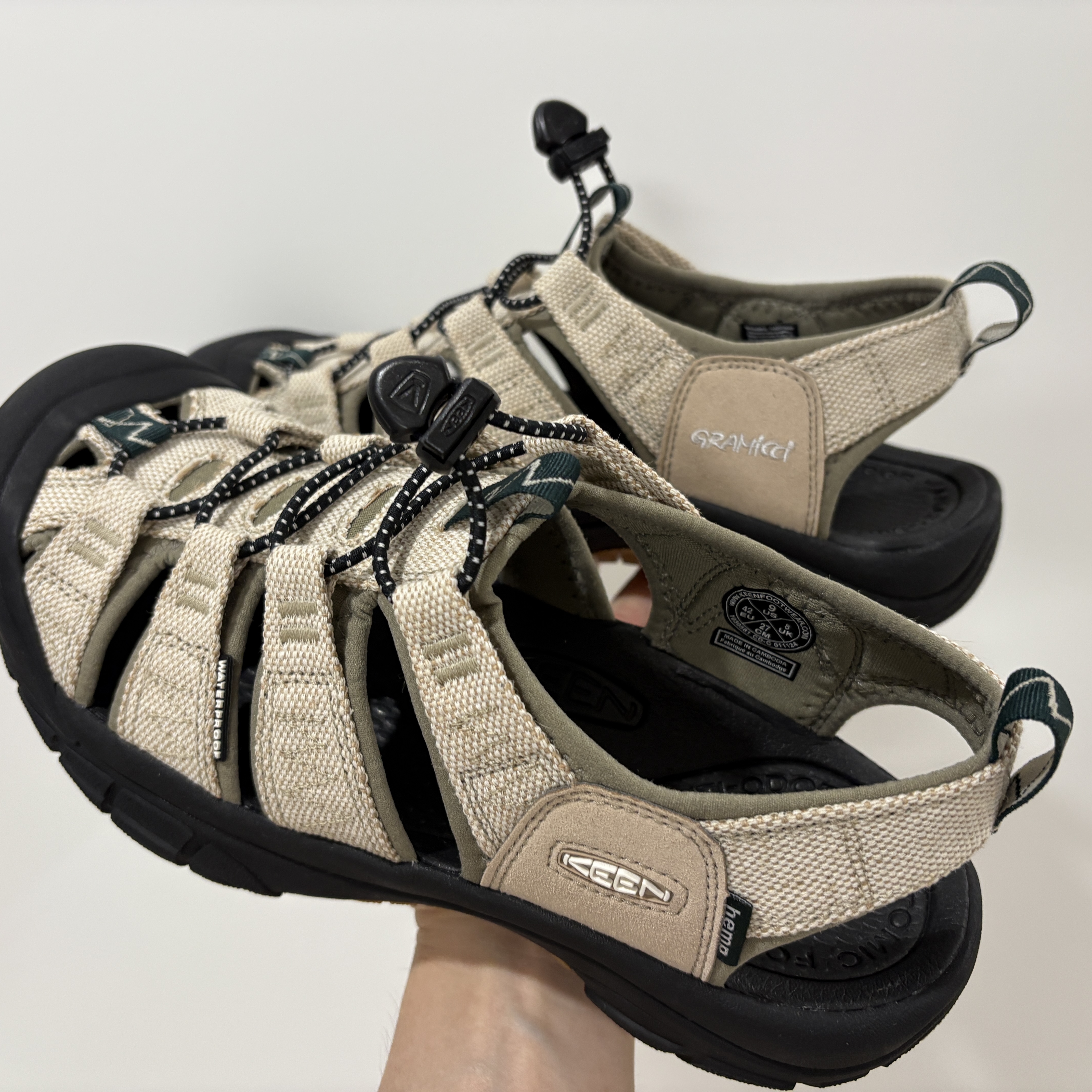 Keen x Gramicci Newport Retro Natural Ponderosa Pine 착용 스타일