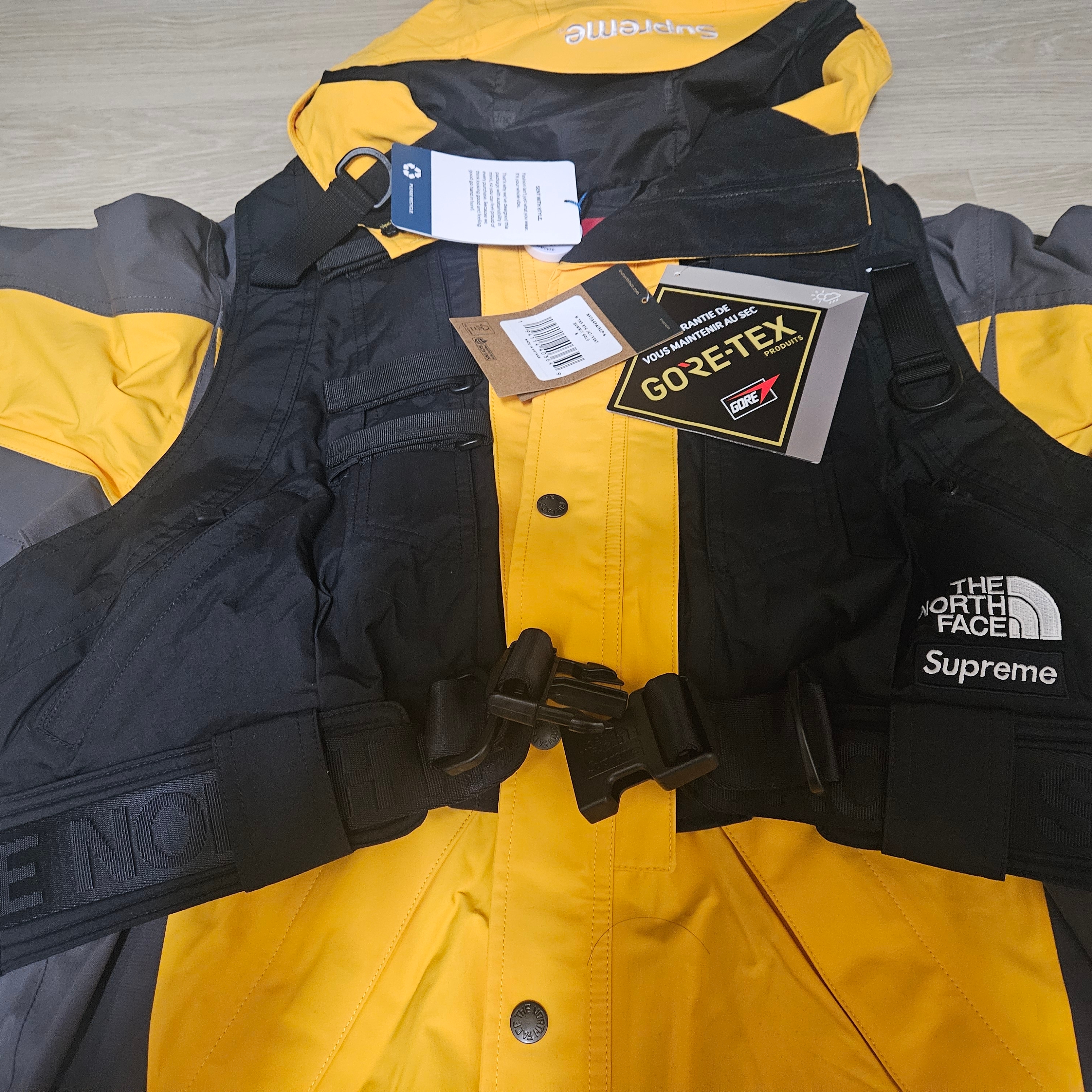 Supreme x The North Face RTG Jacket + Vest Gold - 20SS 착용 스타일 - 1