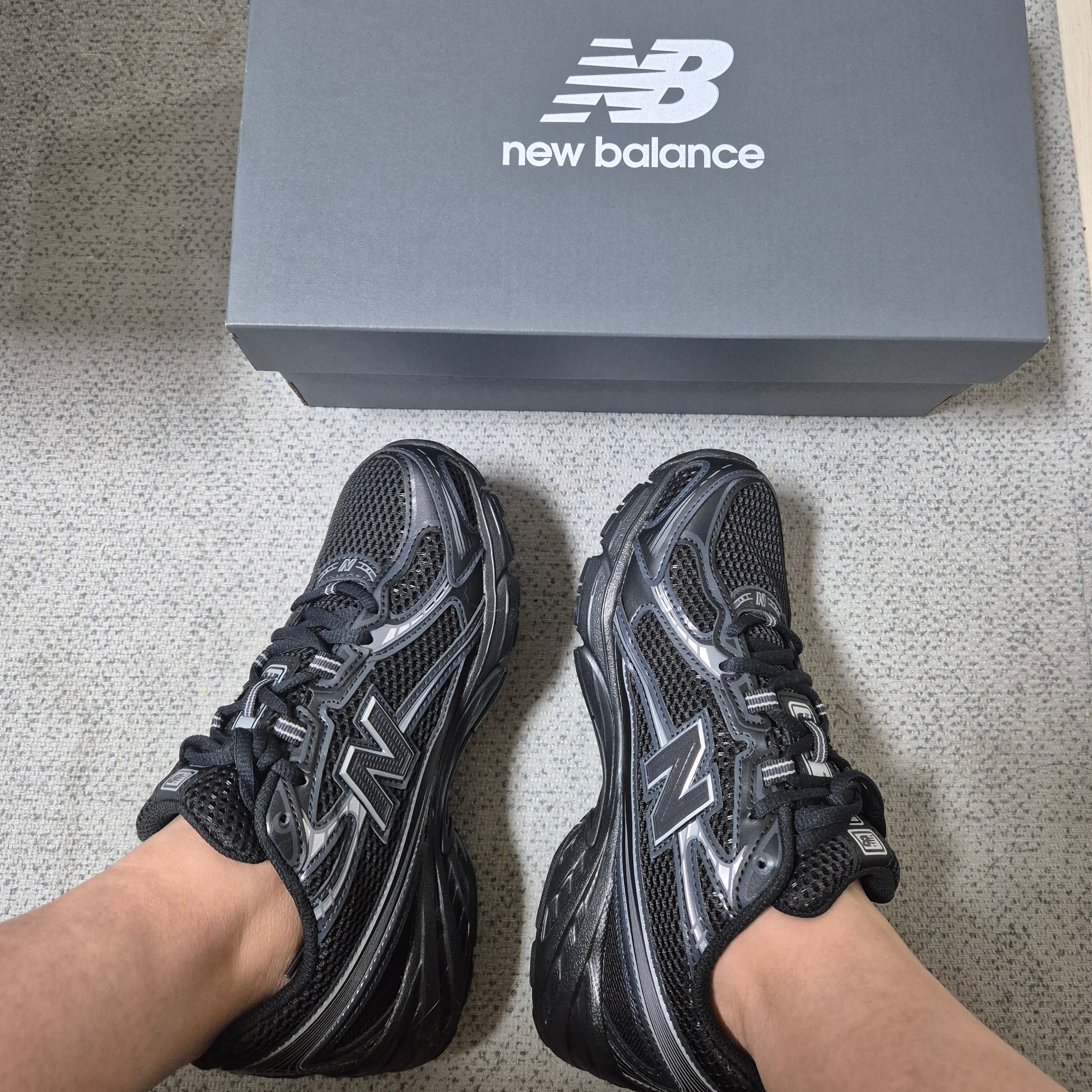 New Balance 740v2 Black Silver Metallic 착용 스타일