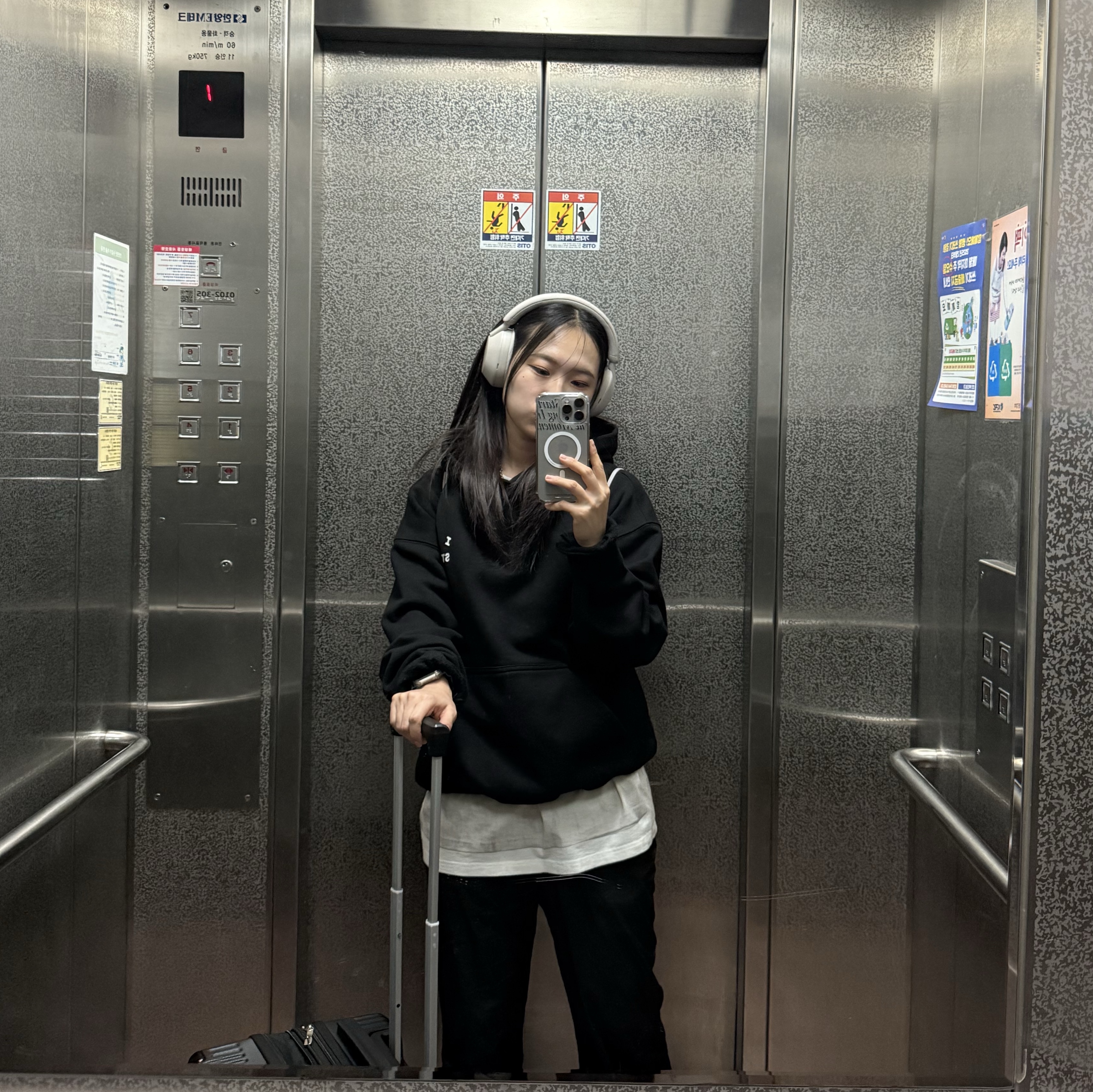 IAB Studio Hoodie Black, Supreme x MM6 Maison Margiela Box Logo T-Shirt White - 24SS 착용 스타일