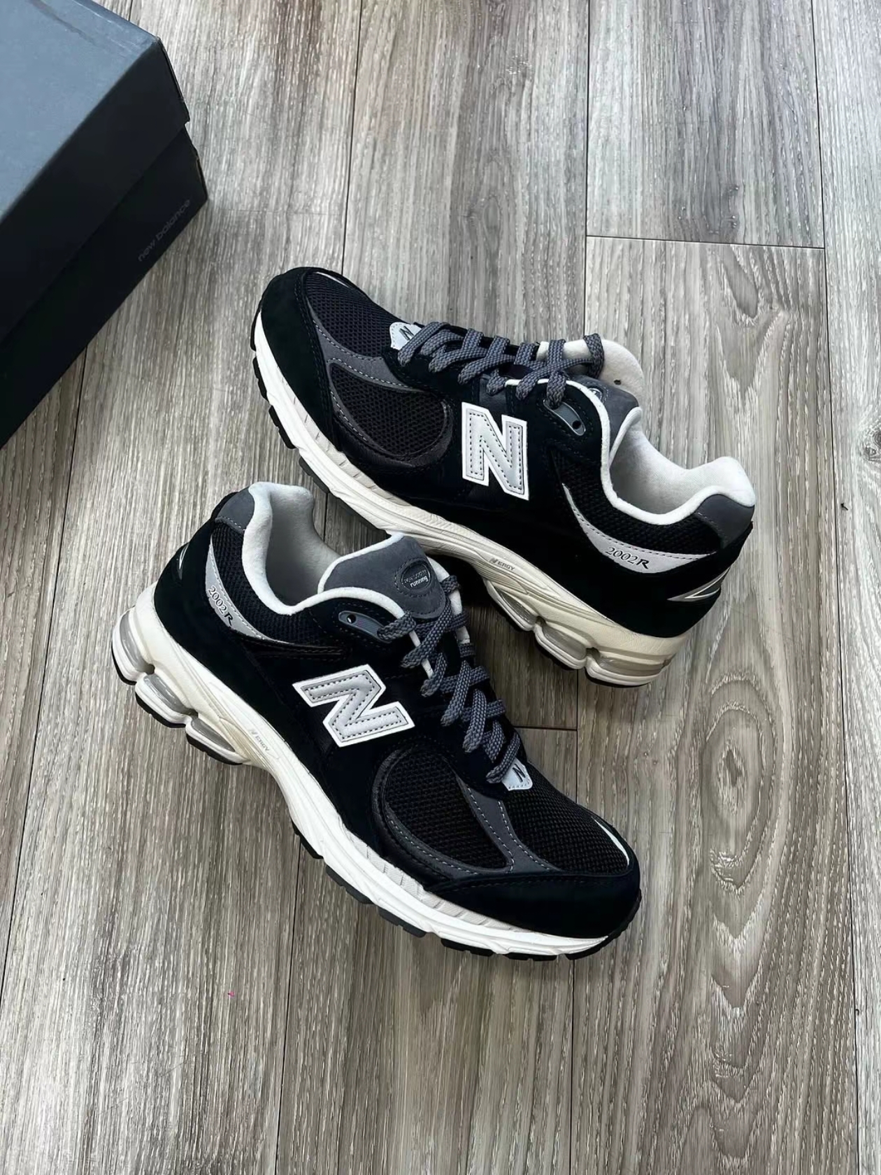 New Balance 2002R Premium Vintage Black 착용 스타일
