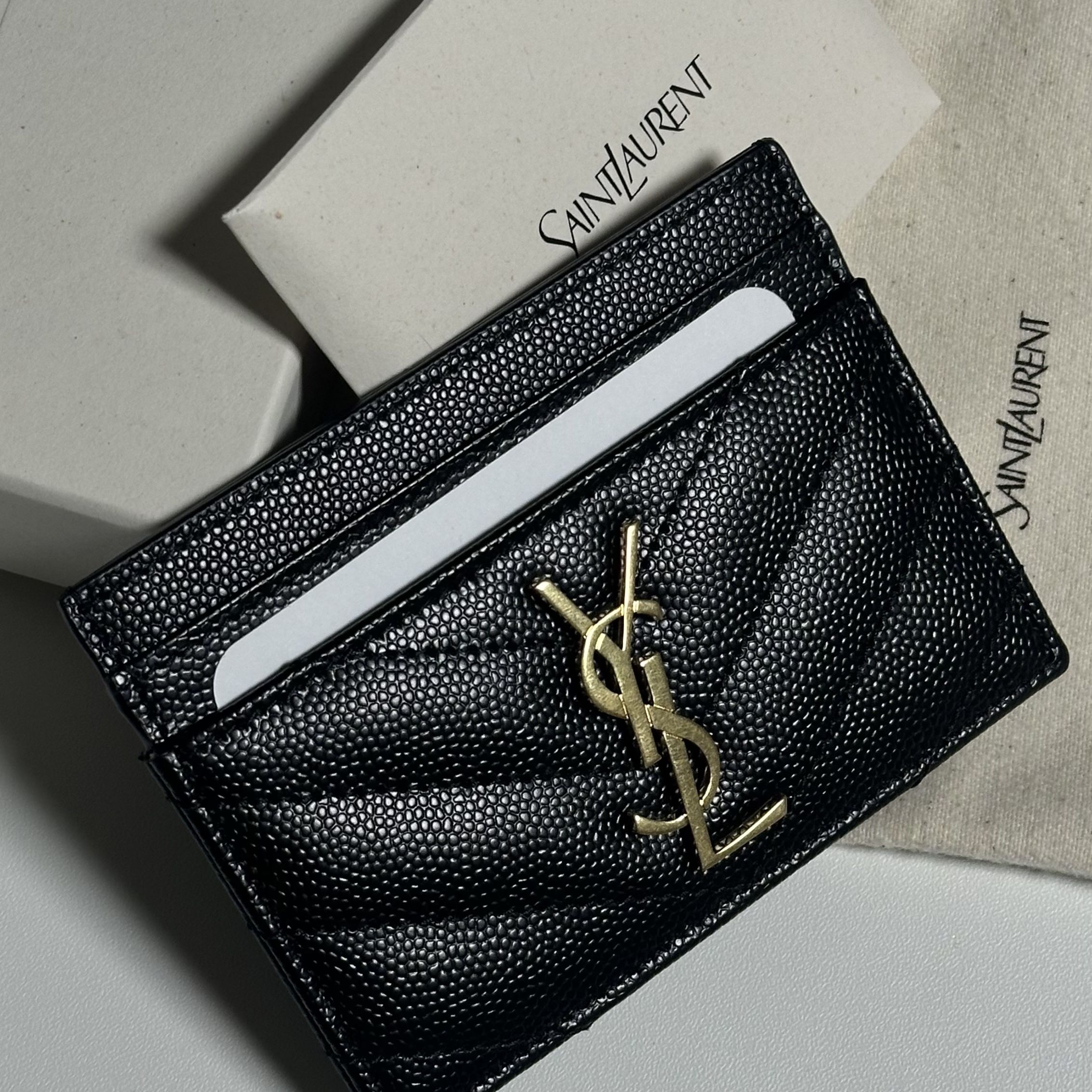 Saint Laurent Cassandre Matelasse Card Case in Grain De Poudre Embossed Leather Black 착용 스타일