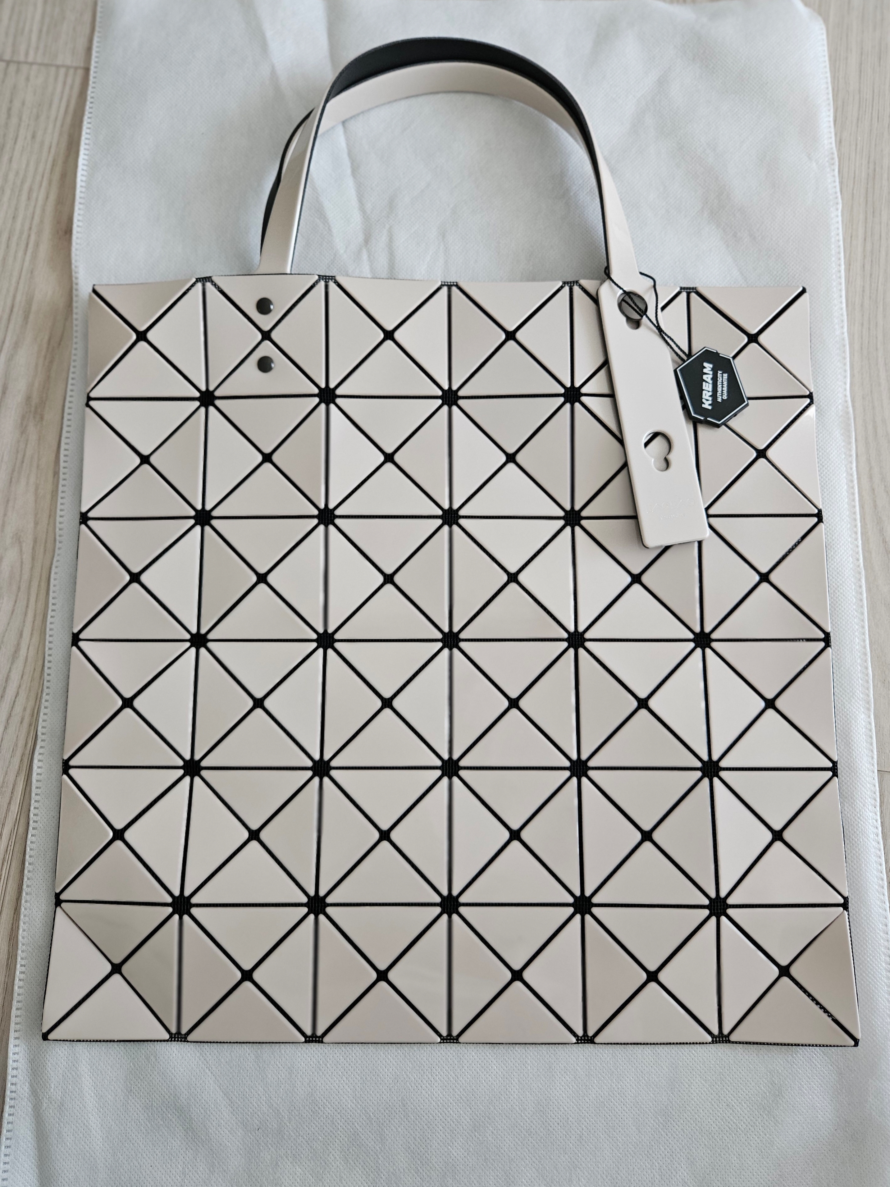 Bao Bao Issey Miyake Lucent Tote Bag Beige 착용 스타일