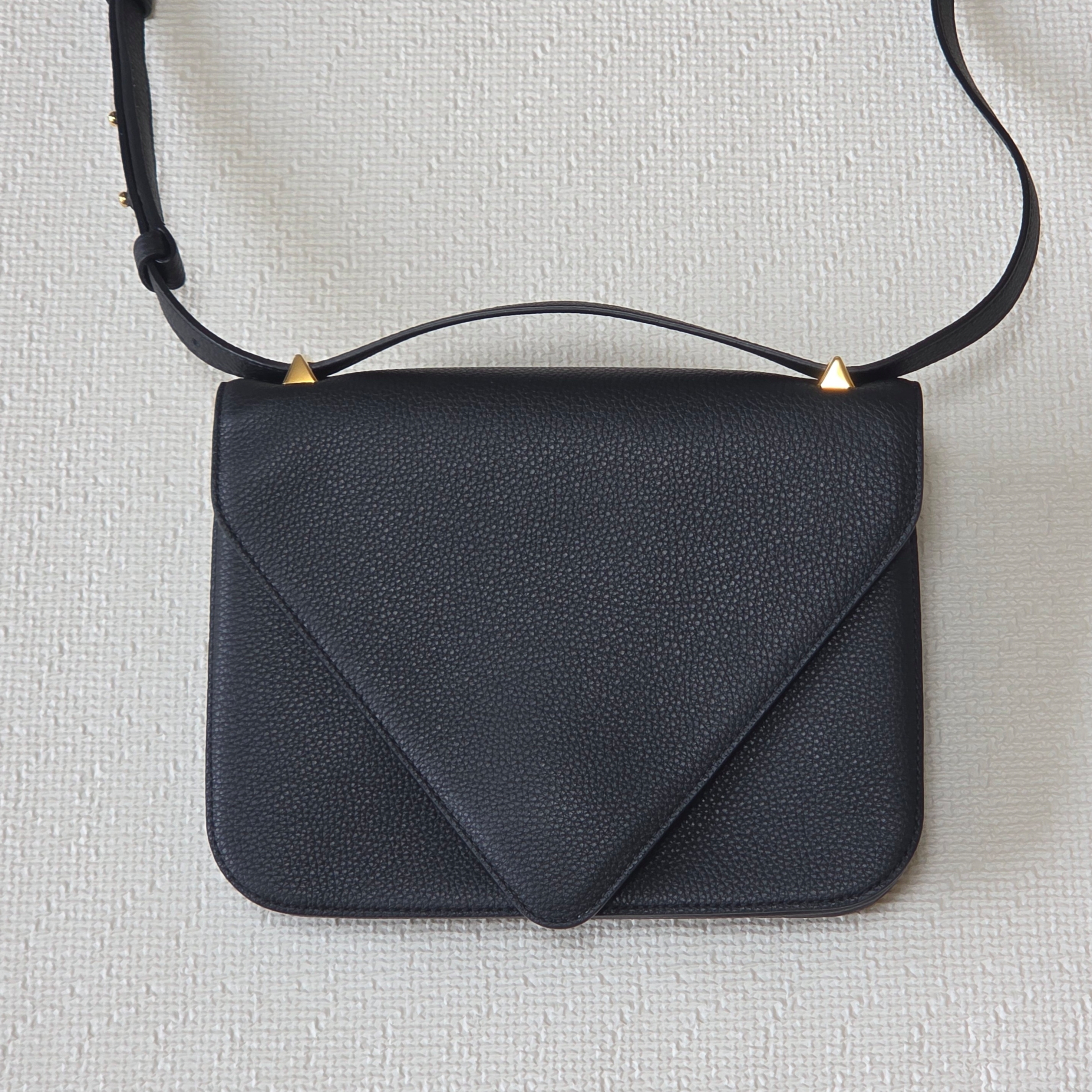 Bottega Veneta Small Leather Mount Black 착용 스타일 - 2