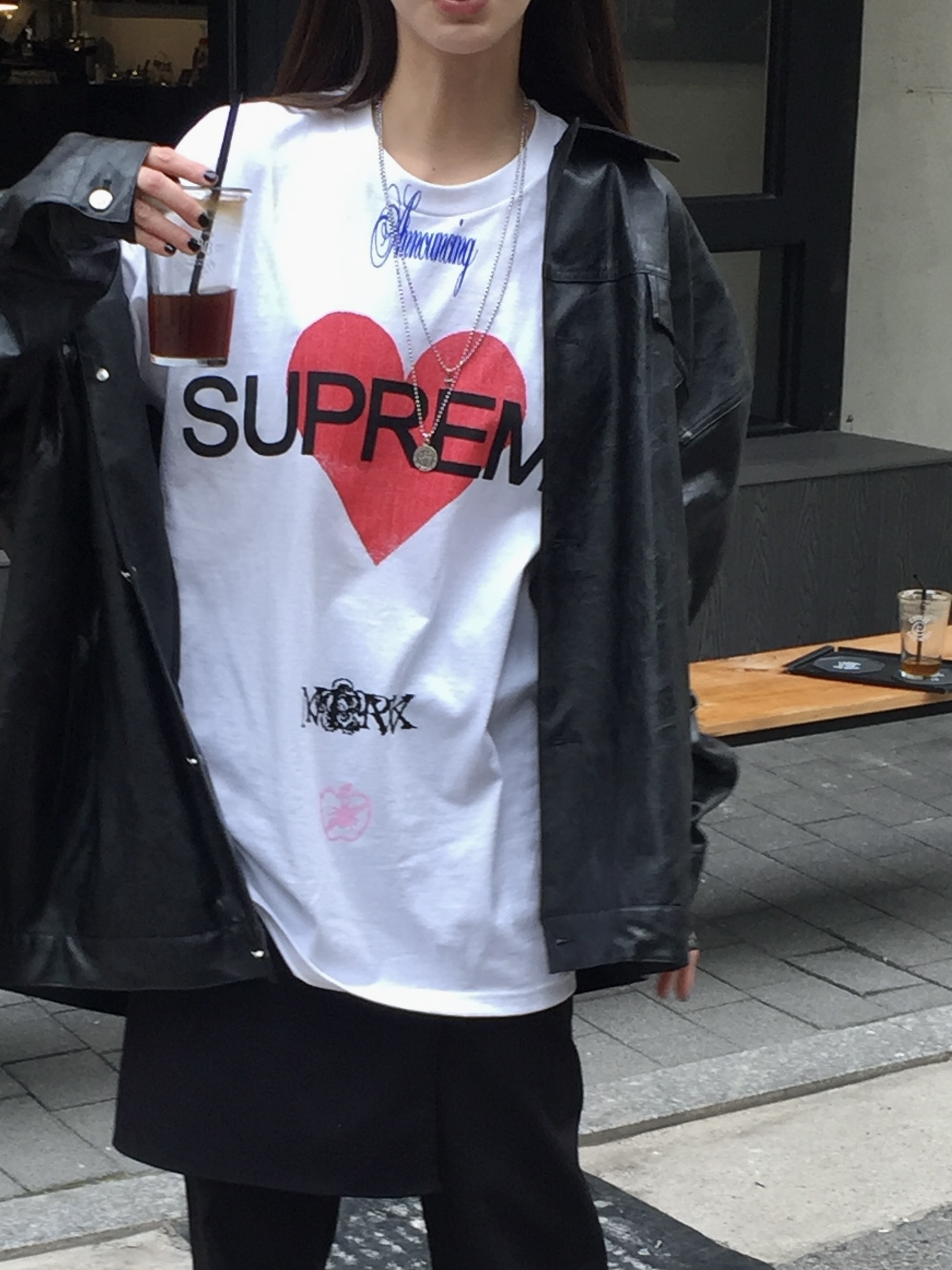 Supreme Announcing T-Shirt White - 25SS, Nike x Martine Rose Shox MR4 Black 착용 스타일 - 4