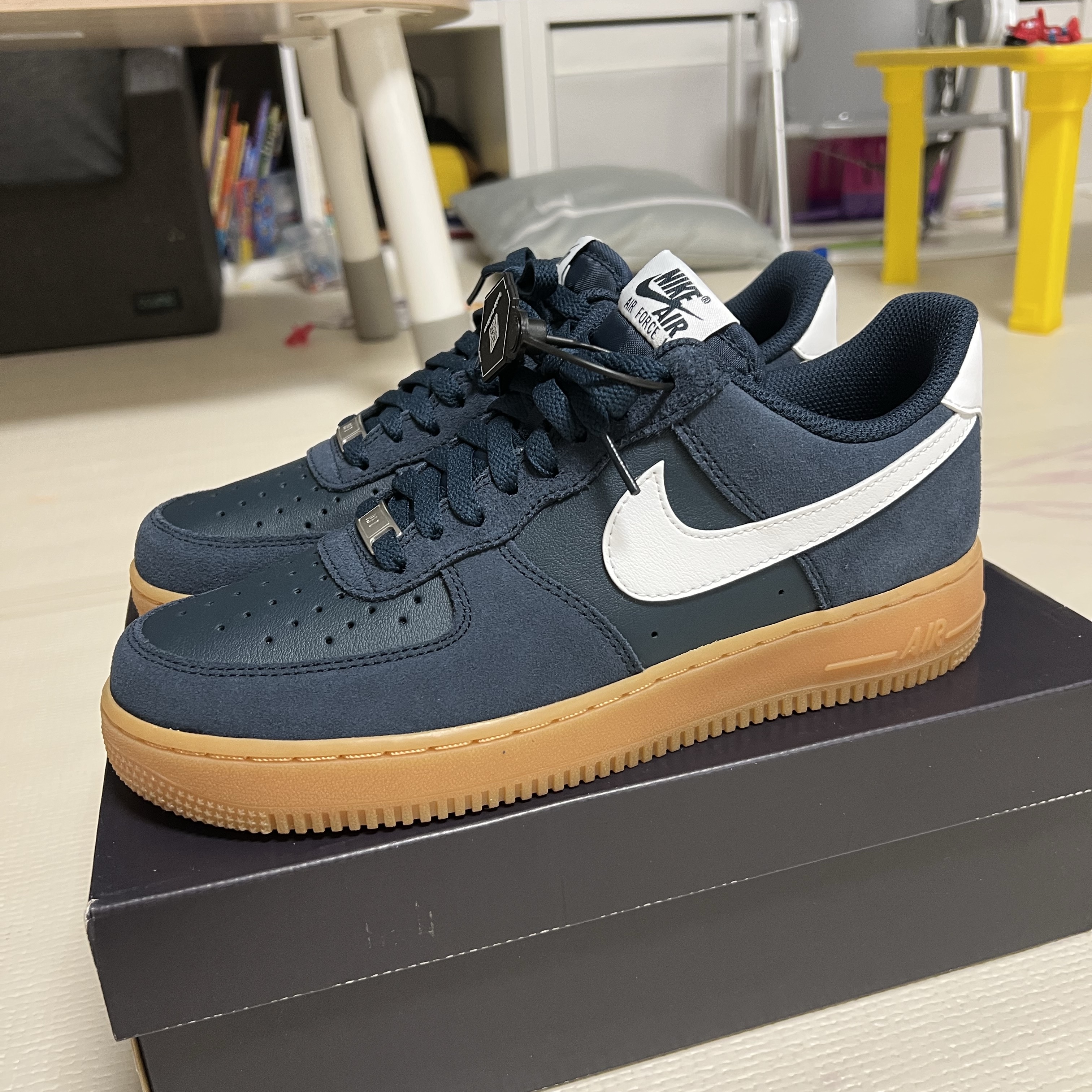 Nike Air Force 1 '07 LV8 Armory Navy Gum Light Brown 착용 스타일 - 1