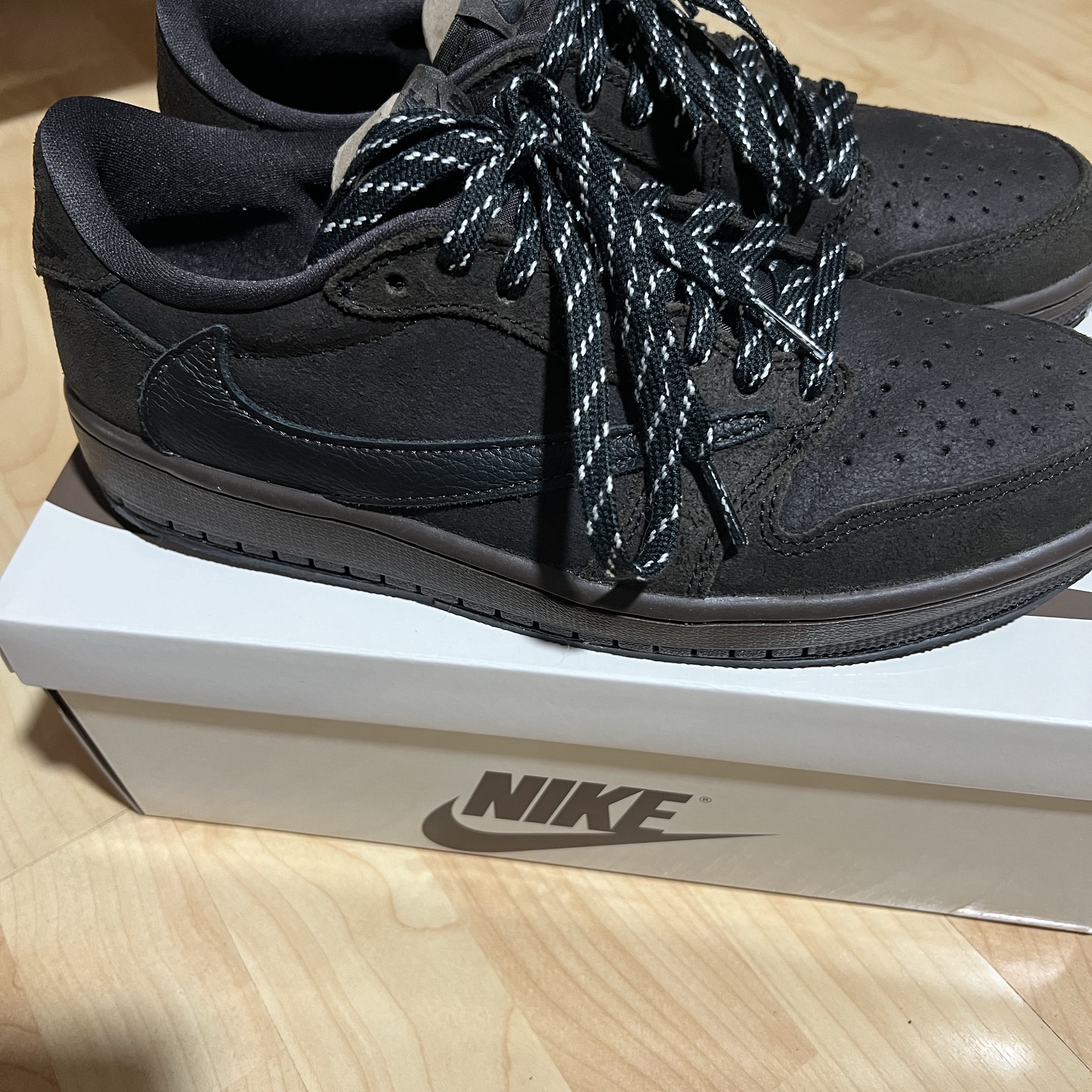 Jordan 1 x Travis Scott Retro Low OG SP Velvet Brown and Dark Mocha 착용 스타일 - 1