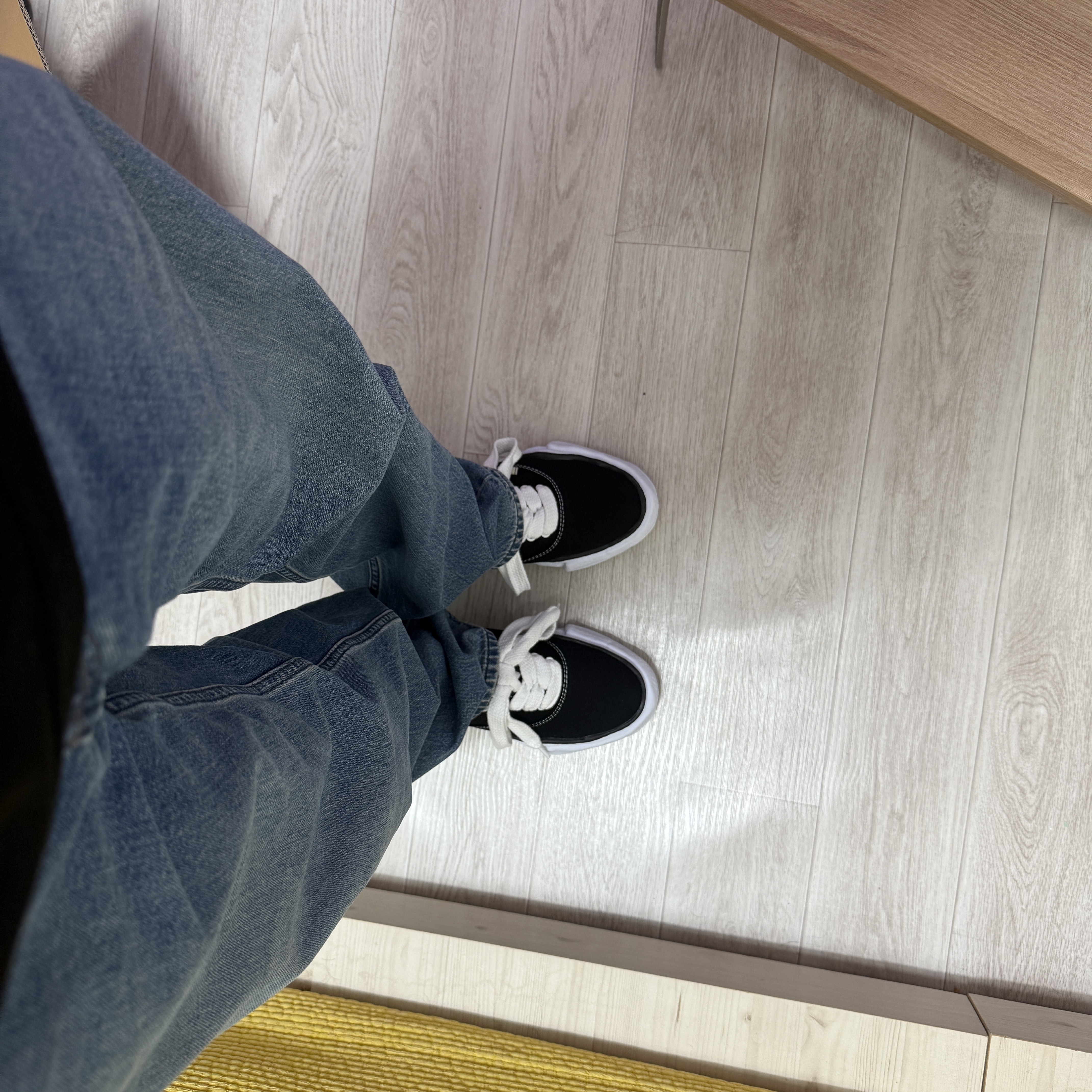 Maison Mihara Yasuhiro Baker OG Sole Canvas Low Cut Sneakers Black 착용 스타일 - 2