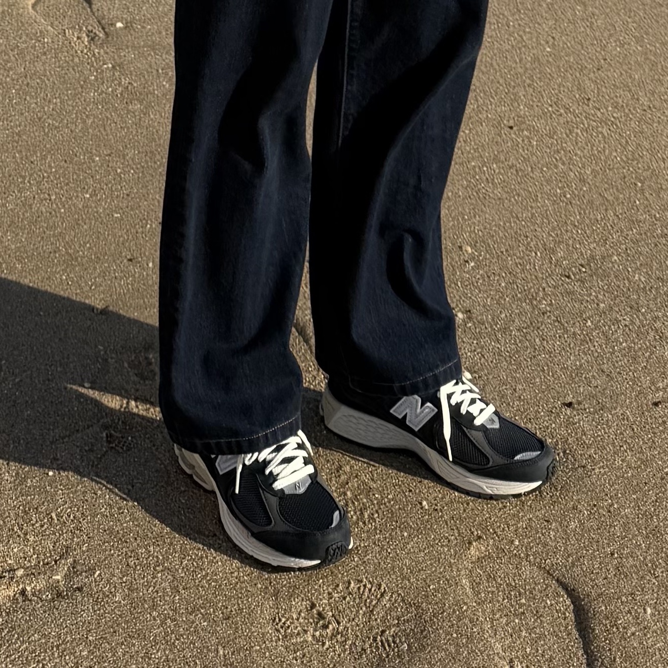 New Balance 2002R Premium Vintage Navy Grey 착용 스타일