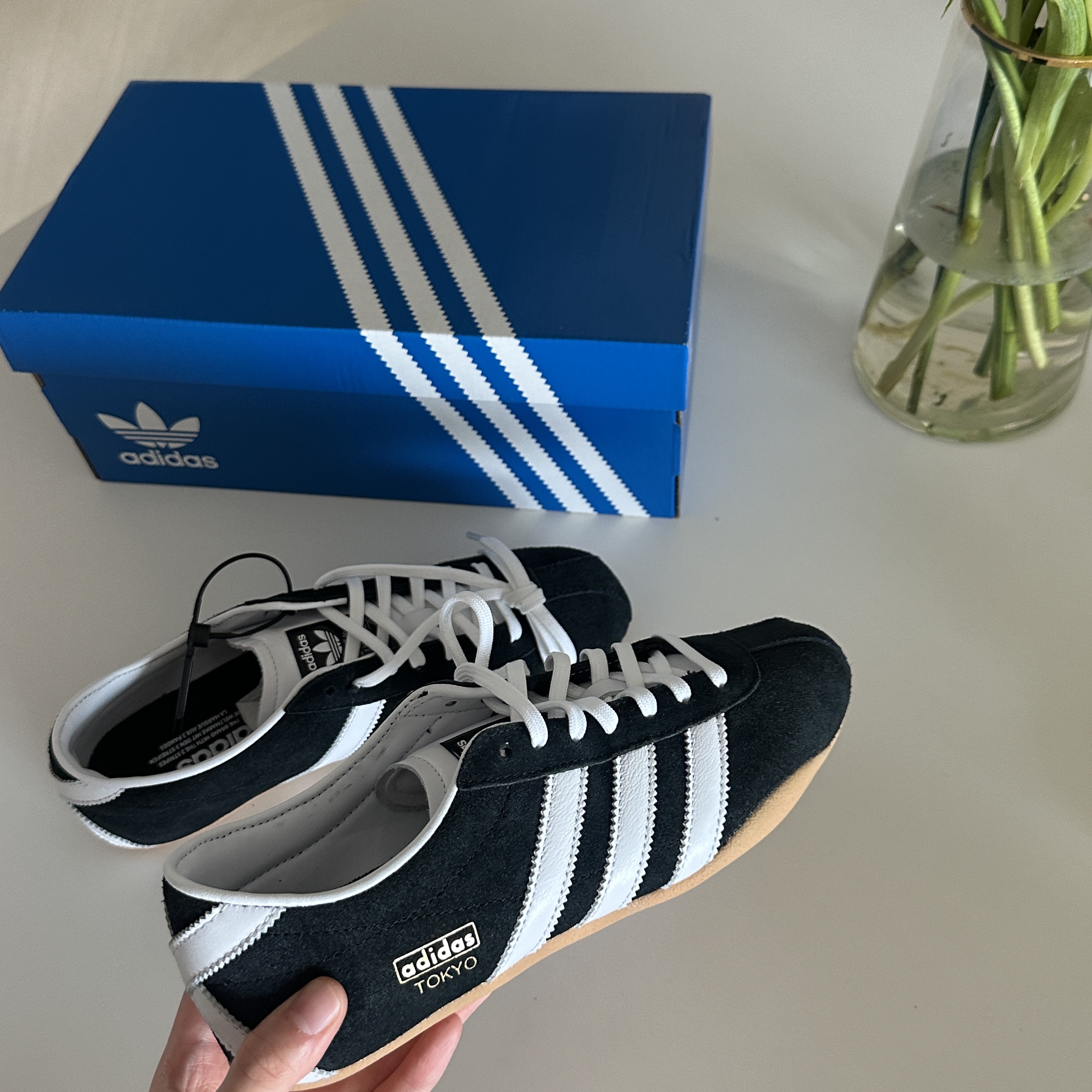 (W) Adidas Tokyo Core Black Cloud White 착용 스타일