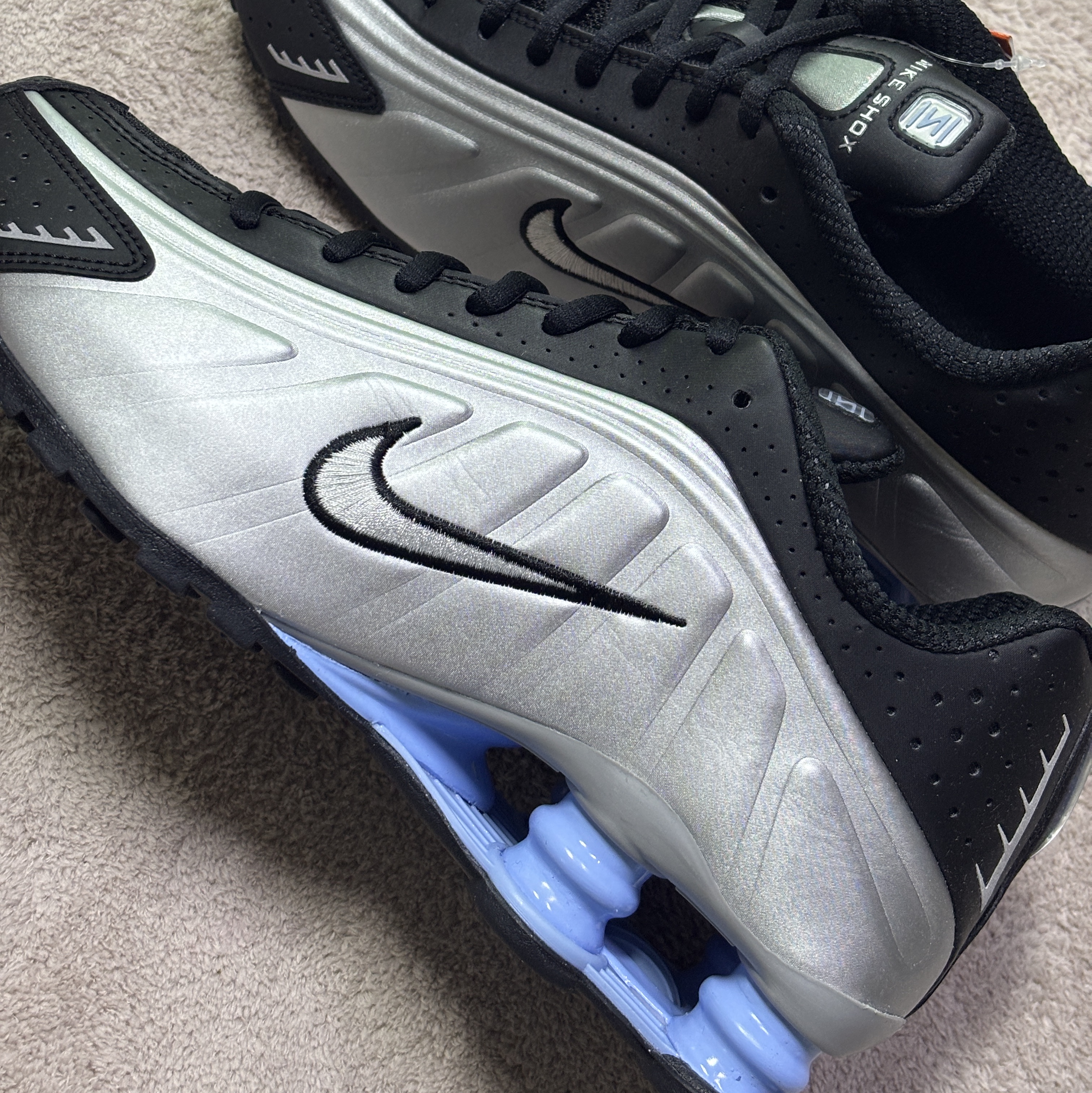 Nike Shox R4 Metallic Silver Black 착용 스타일 - 1