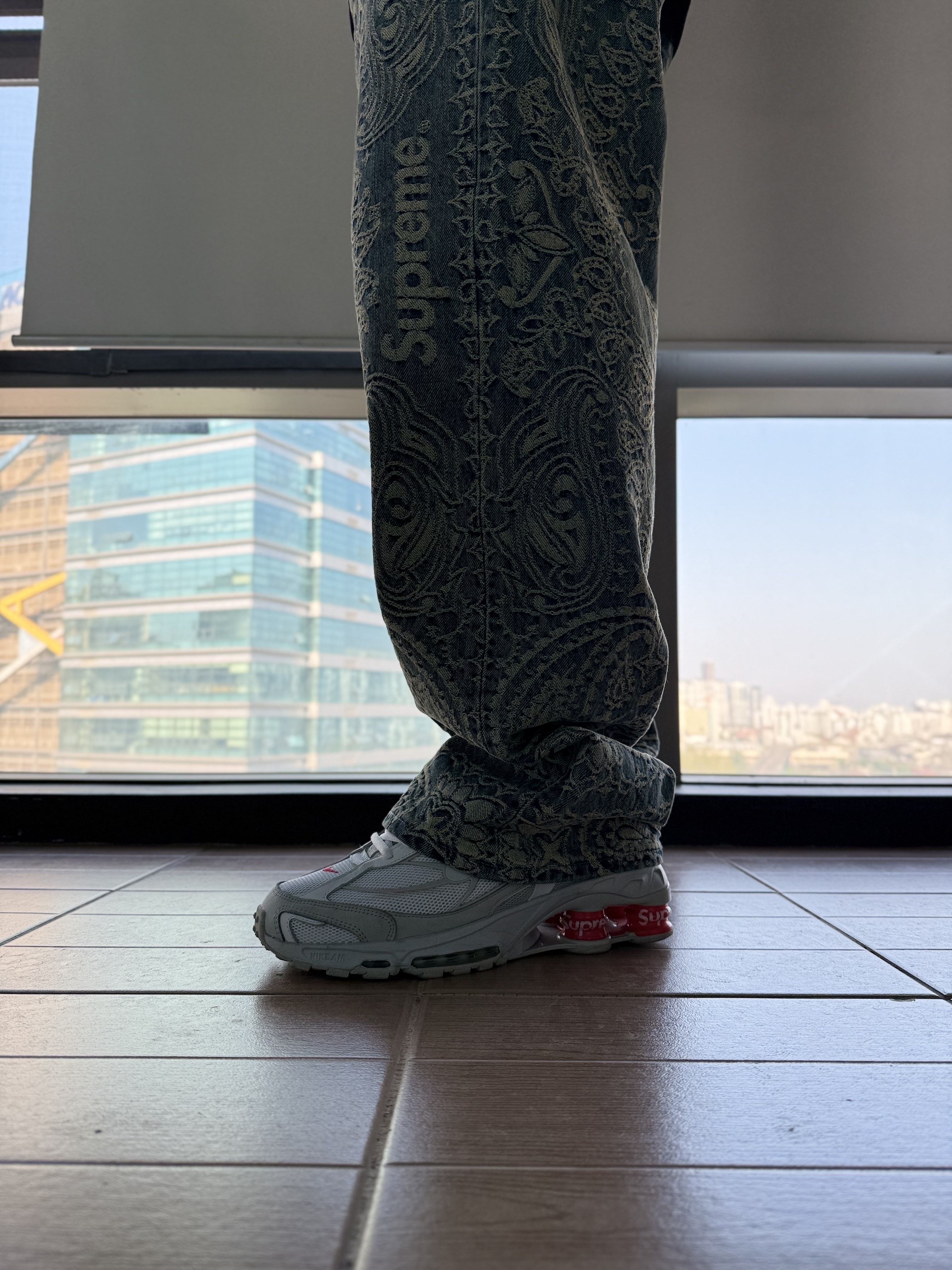 Supreme Bandana Jacquard Baggy Jean Blue - 25SS, Nike x Supreme Shox Ride 2 SP White 착용 스타일 - 2