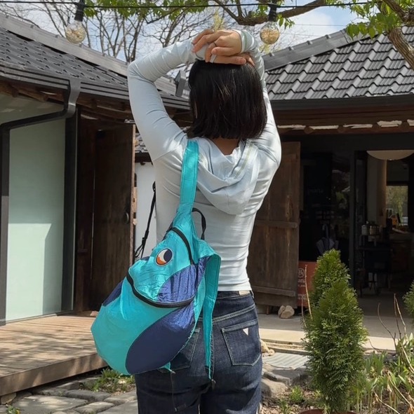 Ticket To The Moon Mini Backpack 15L Turquoise Royal Blue 착용 스타일