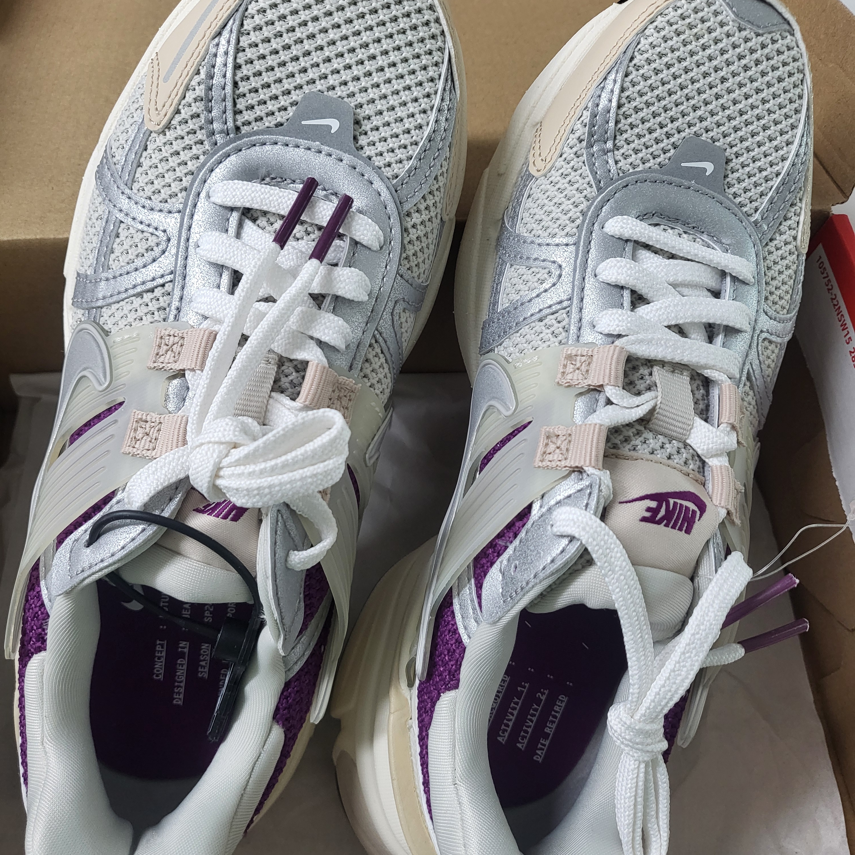 Nike V2K Run Premium Light Bone Metallic Silver 착용 스타일 - 1