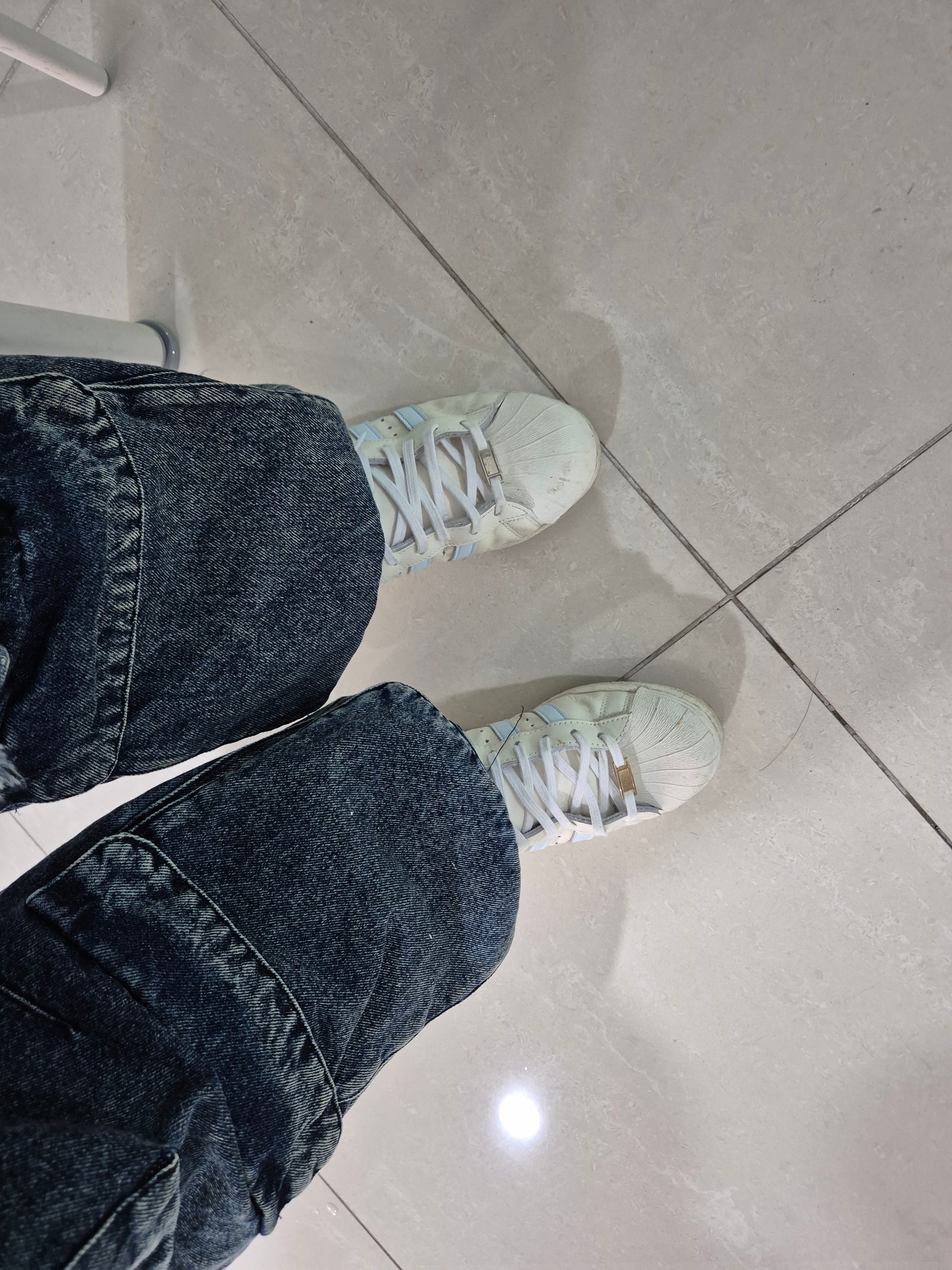 Adidas Superstar 82 Cloud White Sky Tint 착용 스타일