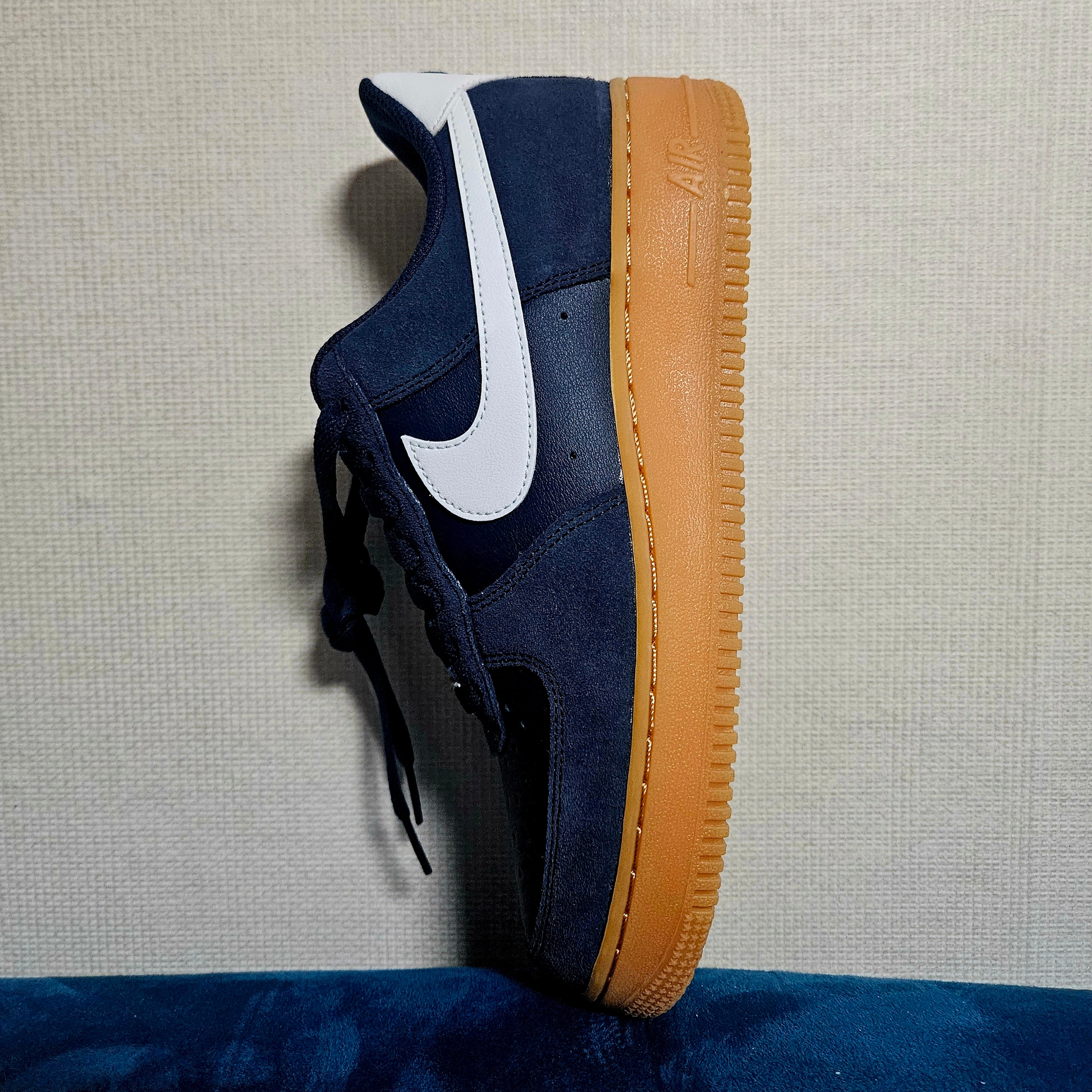 Nike Air Force 1 '07 LV8 Armory Navy Gum Light Brown 착용 스타일