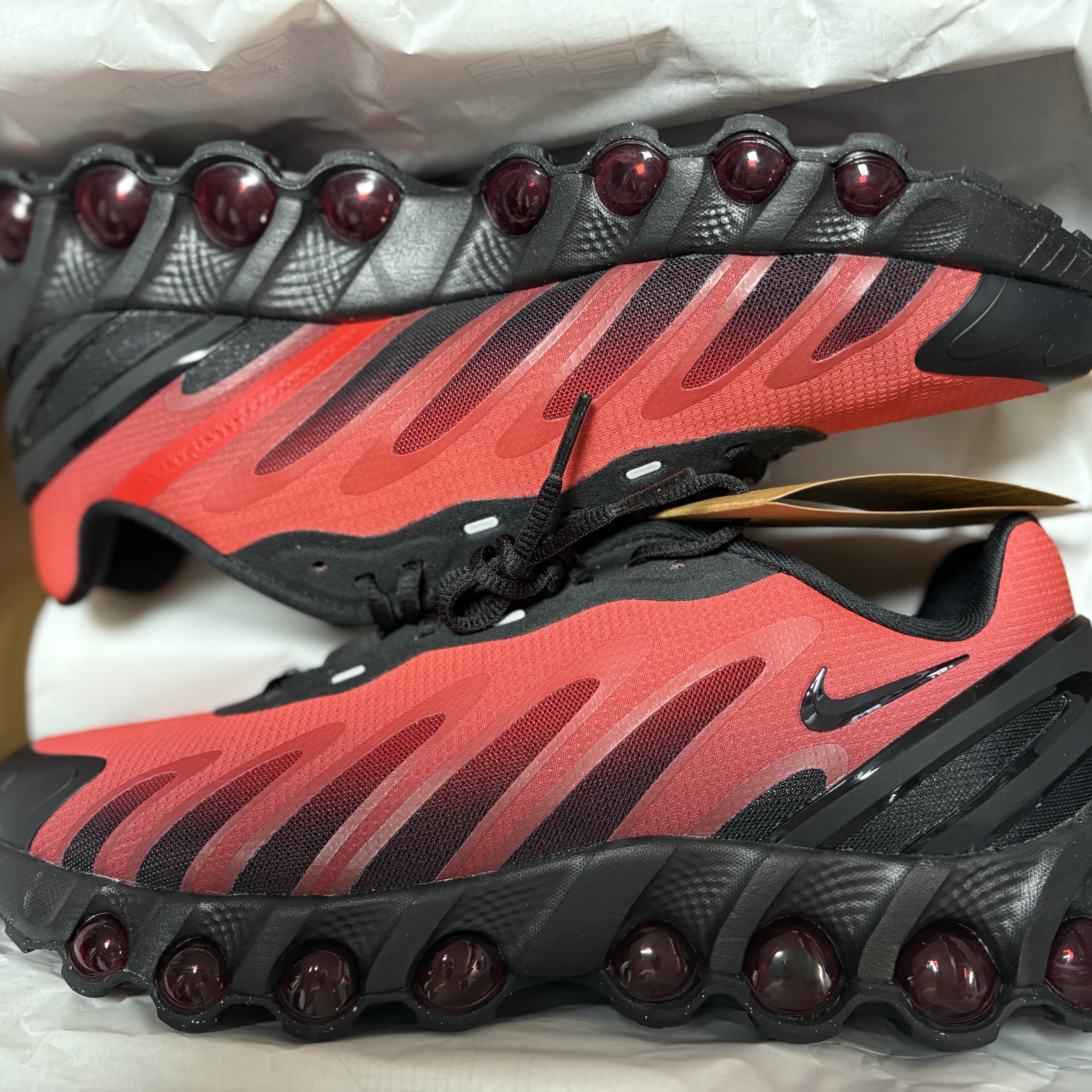 Nike Air Max Dn8 Black Gym Red 착용 스타일 - 2