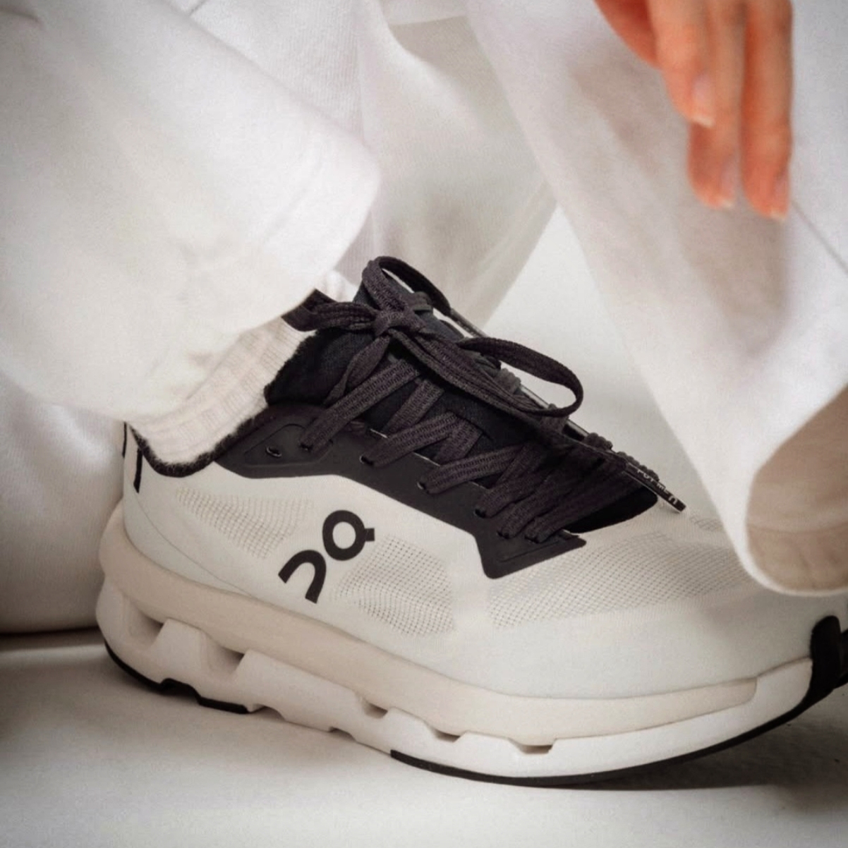 On Running Cloudzone Ice Black 착용 스타일