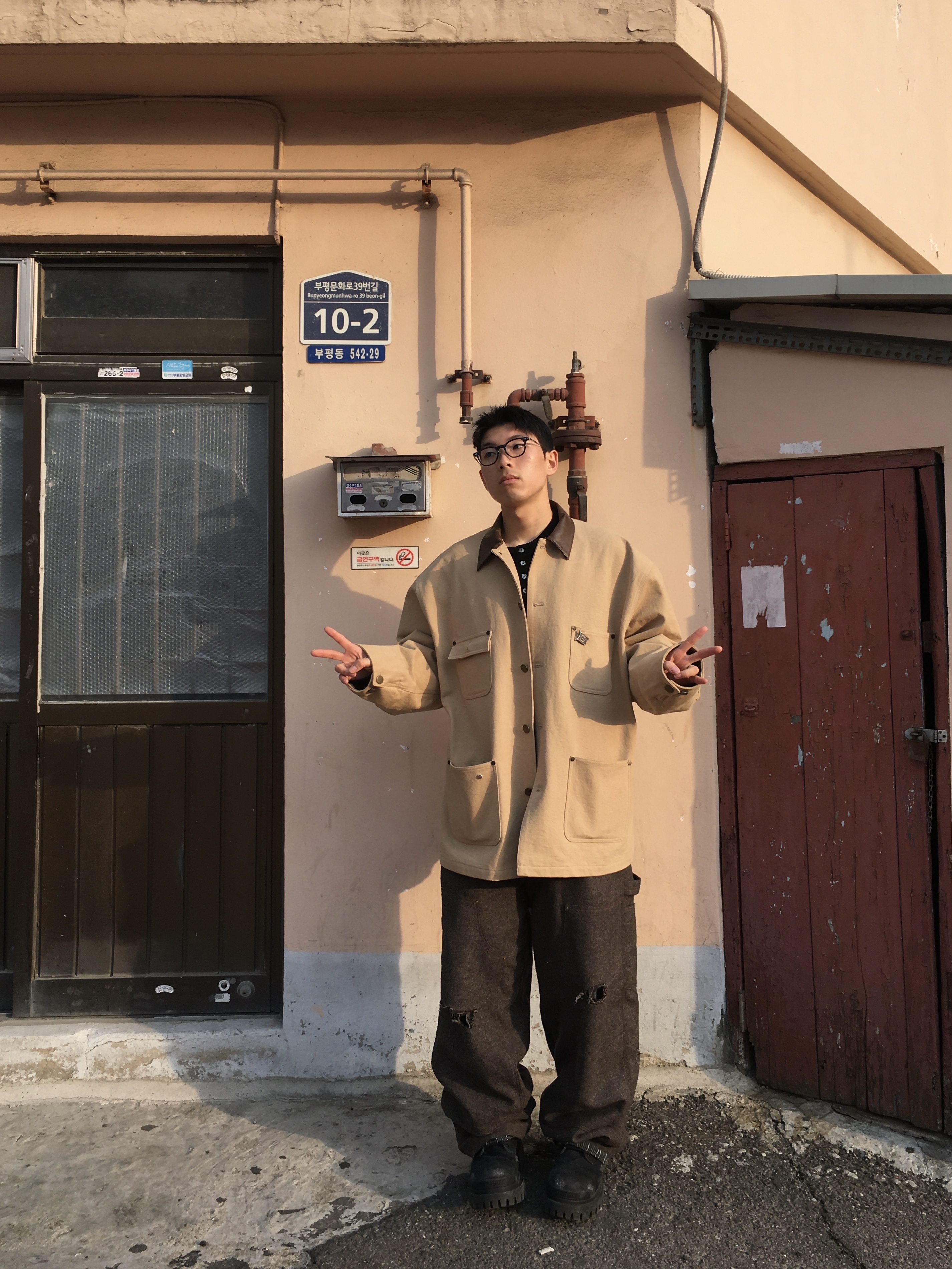 STU Leather Collar Work Jacket Beige with Flag Snap Brooch, Gentle Monster Rob 01 Black 착용 스타일 - 1