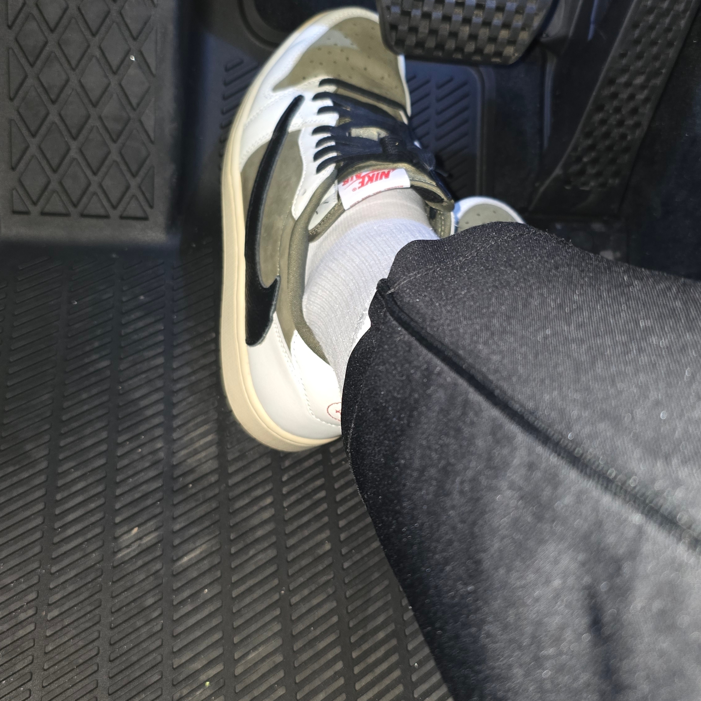 Jordan 1 x Travis Scott Retro Low OG SP Reverse Olive 착용 스타일
