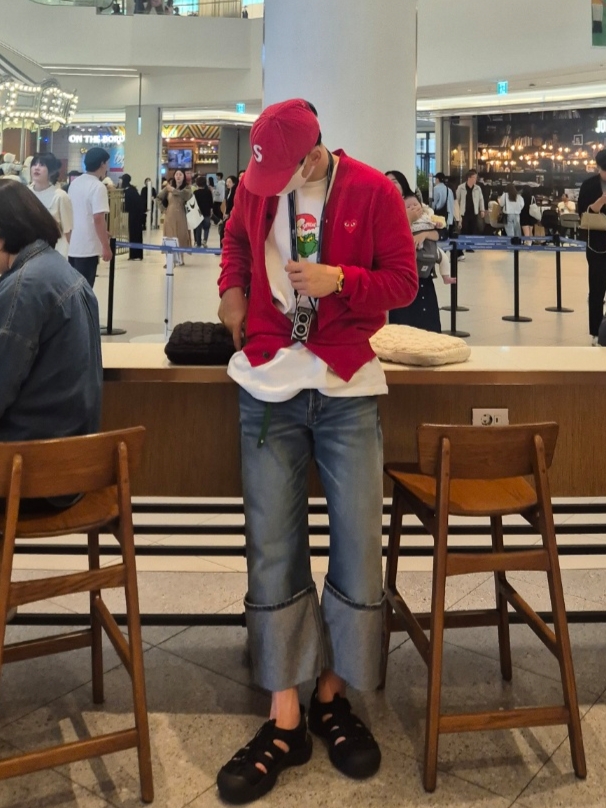 Supreme Grinch T-Shirt White - 24FW, Play Comme des Garcons Knit Red Heart Cardigan Red 착용 스타일